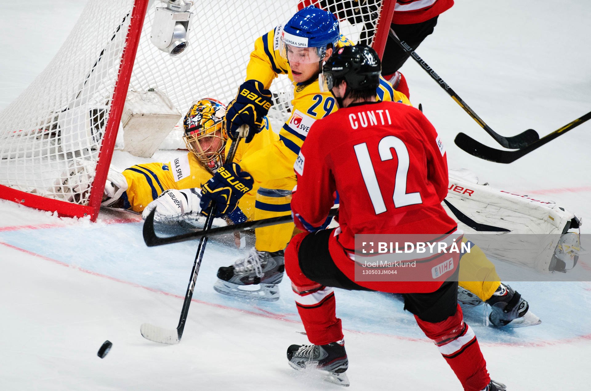 Sveriges målvakt Jacob Markström och Erik Gustafsson styr