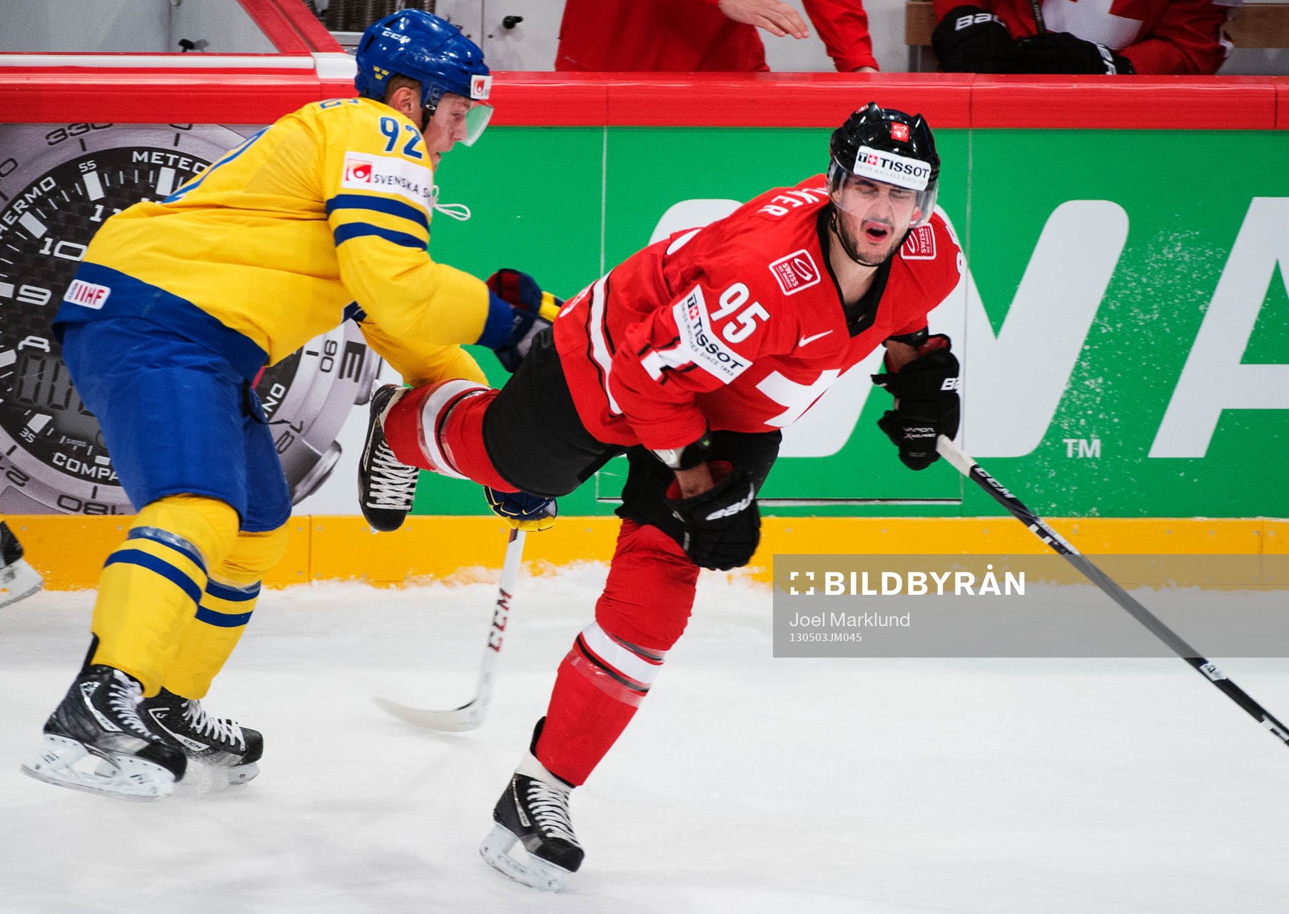 Sveriges Gabriel Landeskog tacklar Schweiz Julian Walker i