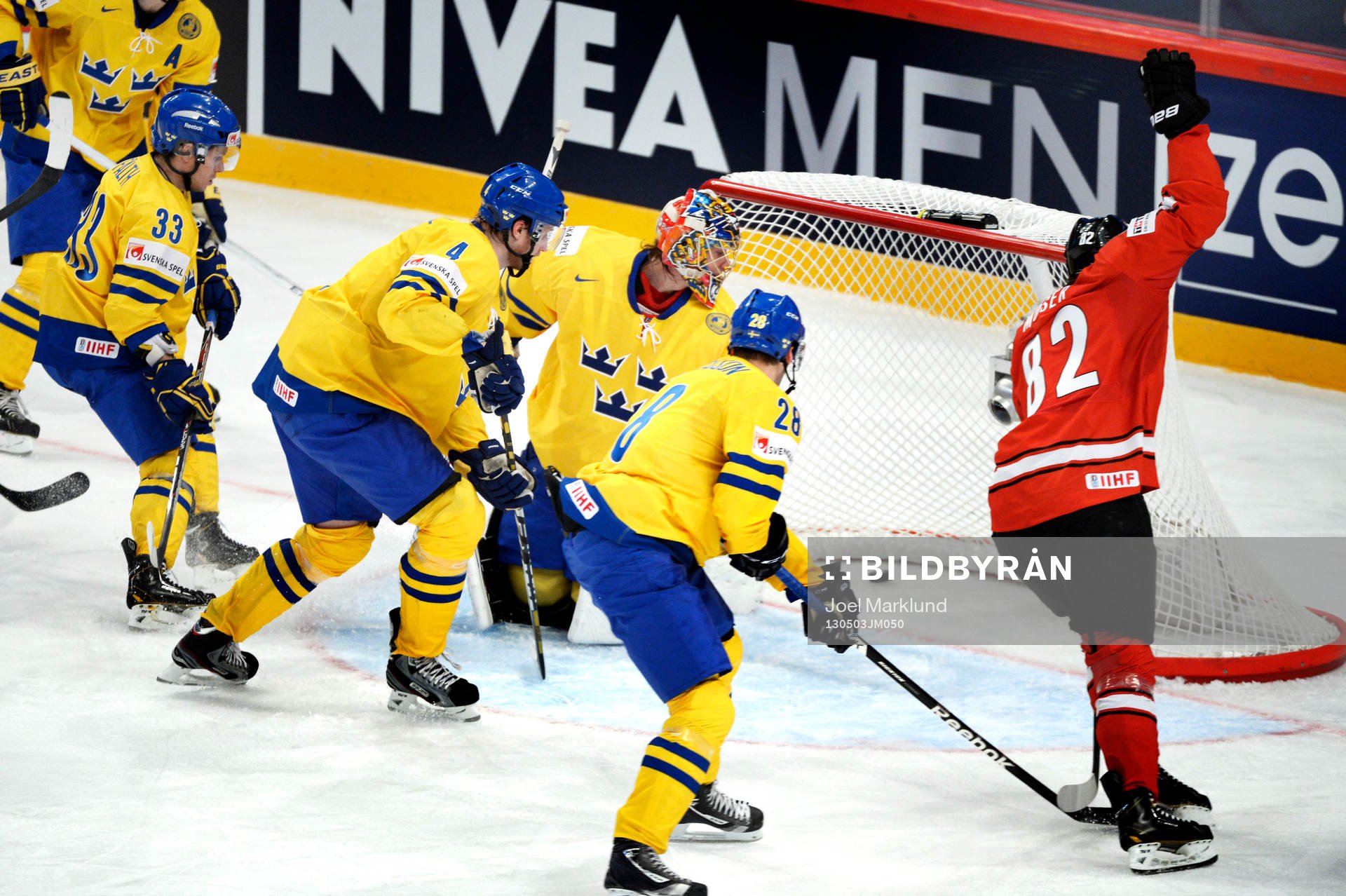 De svenska spelarna ser 0-2 pucken gå in bakom Jacob