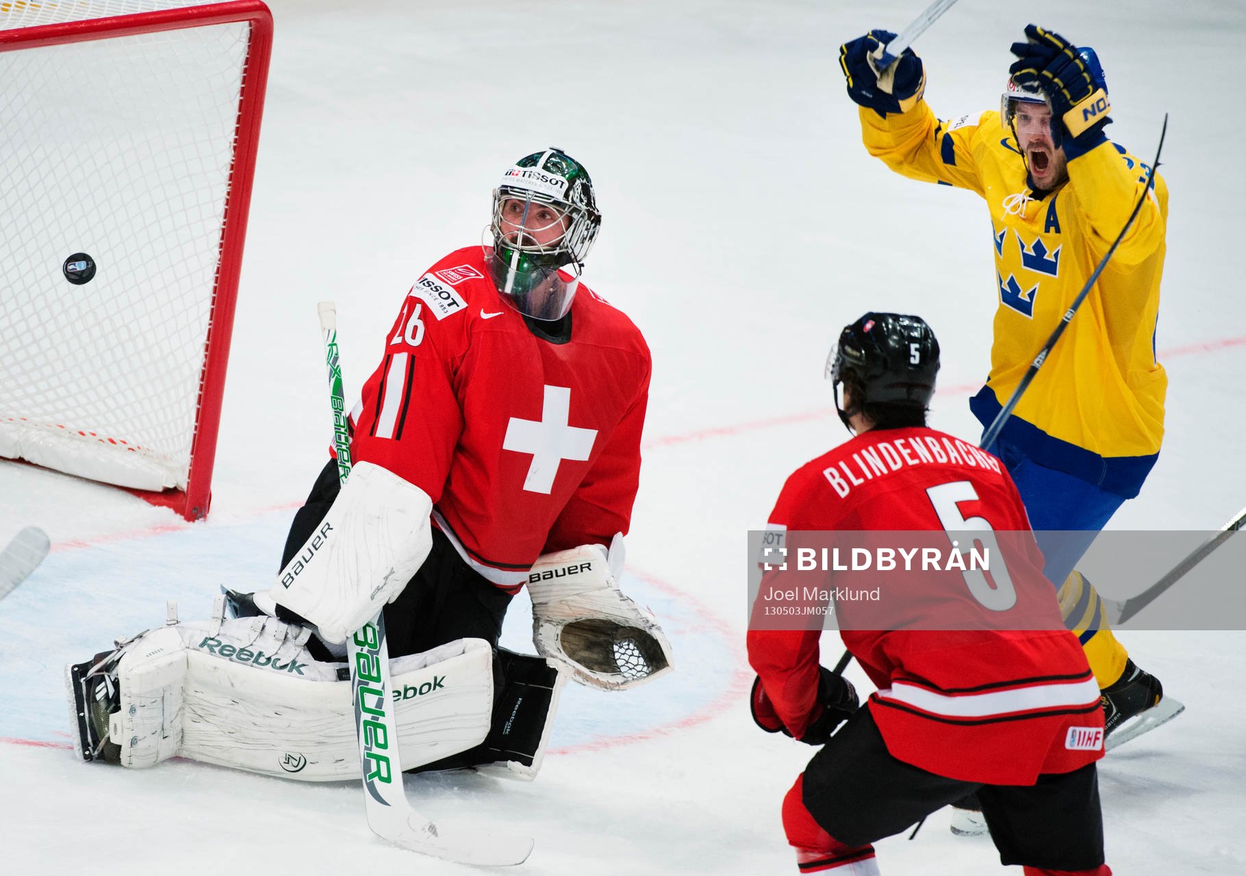 Sveriges Niklas Persson (h) jublar när 1-2-pucken går in