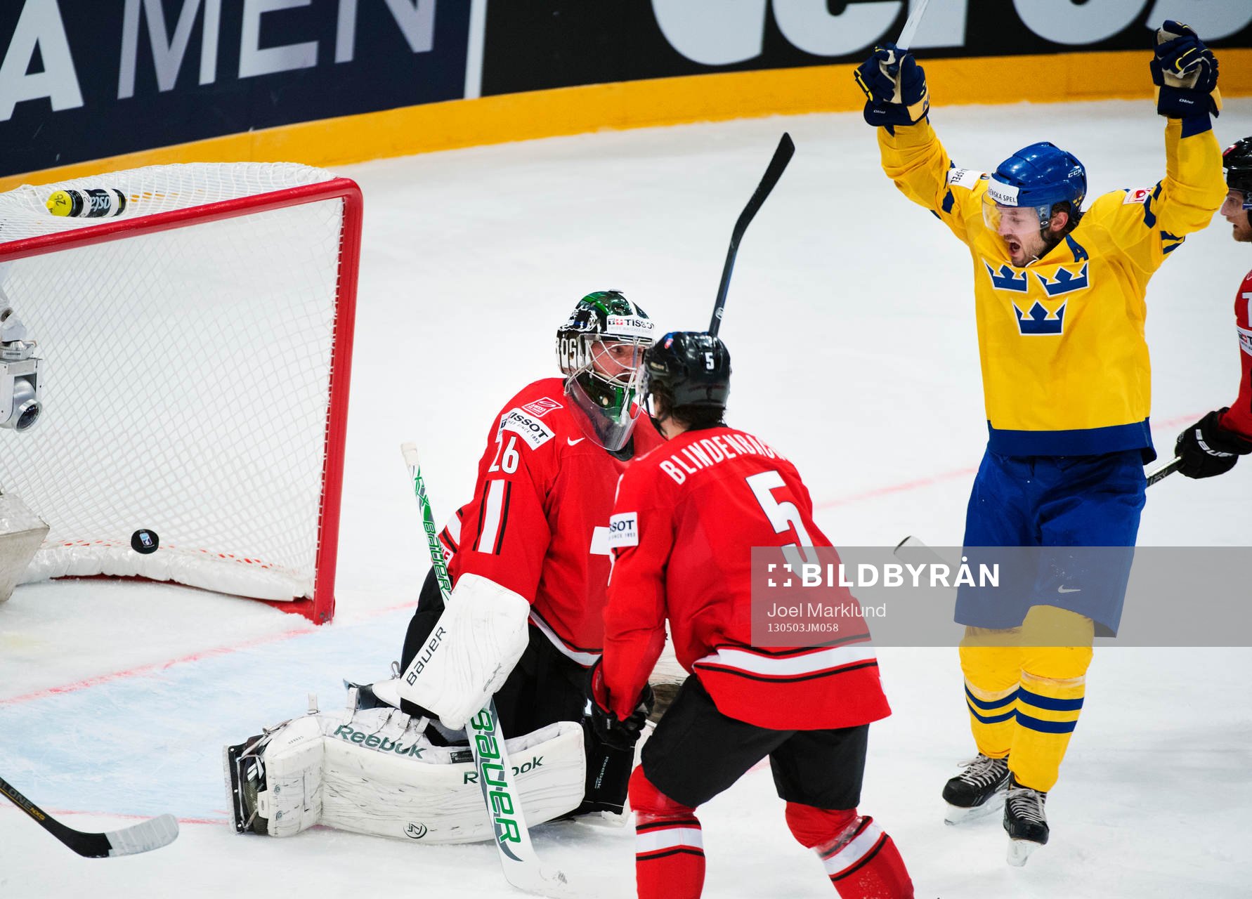 Sveriges Niklas Persson (h) jublar när 1-2-pucken går in
