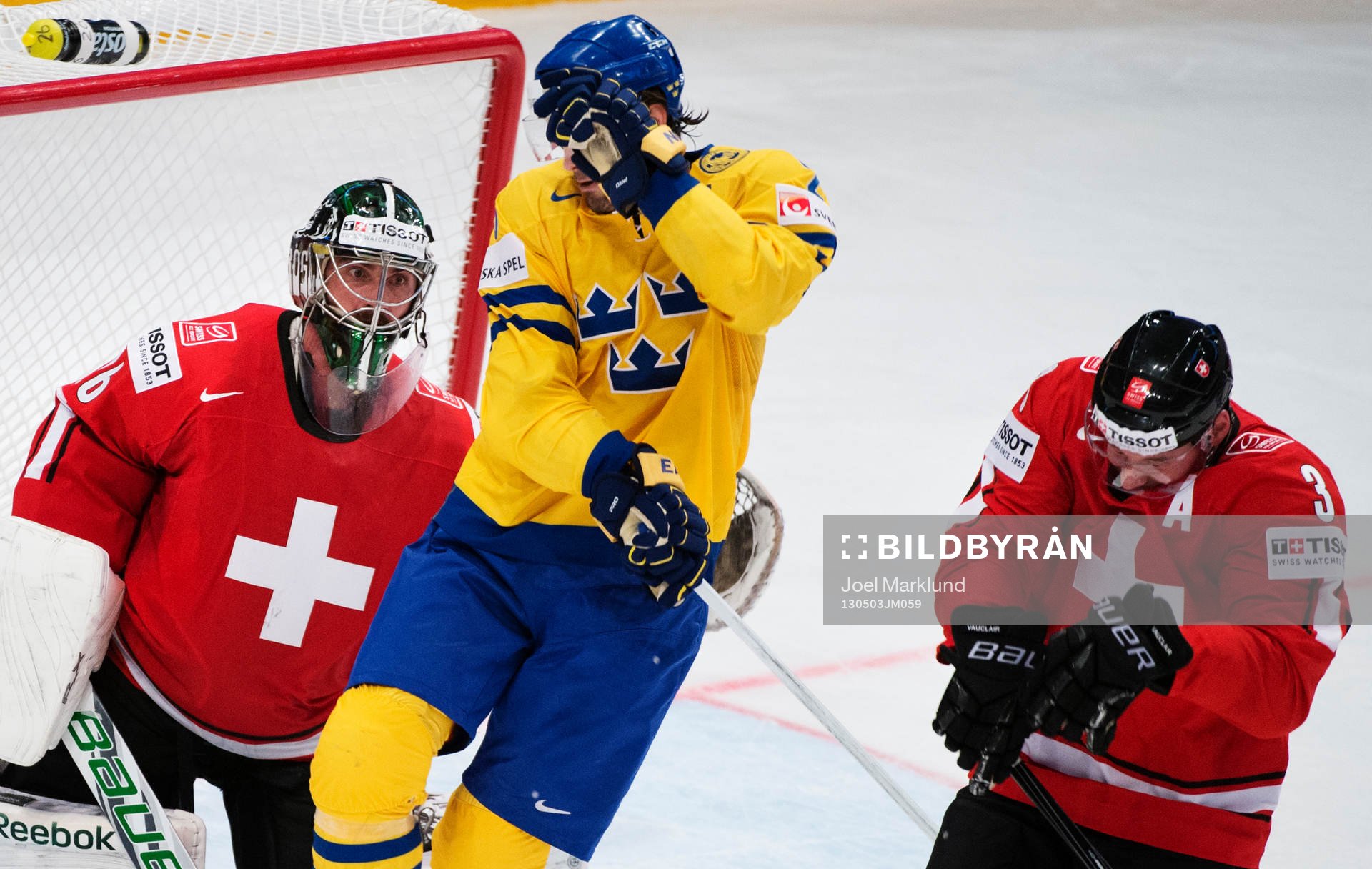 Sveriges Niklas Persson (m) täcker ansiktet i matchen