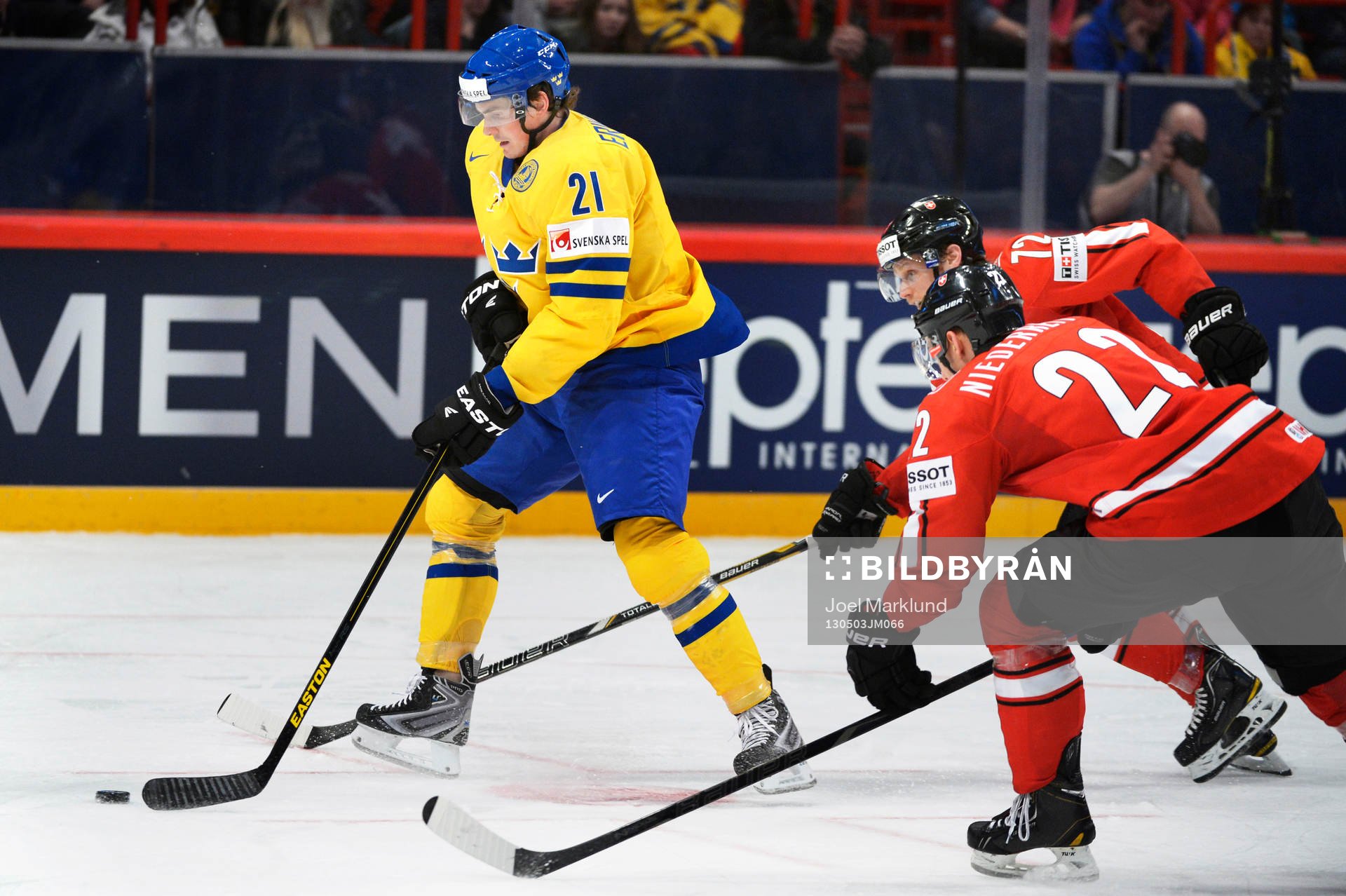 Sveriges Loui Eriksson utmanas av Schweiz Nino Niederreiter