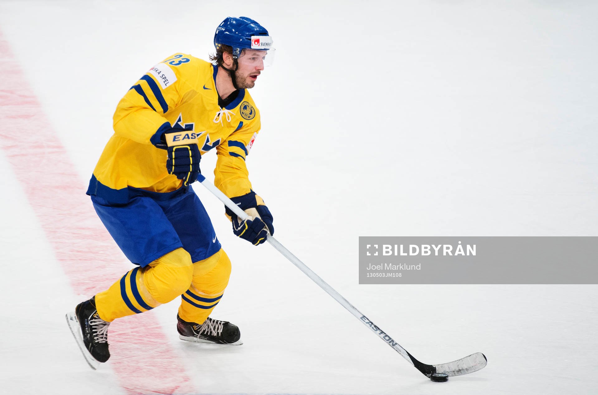 Niklas Persson för pucken i matchen mellan Sverige och