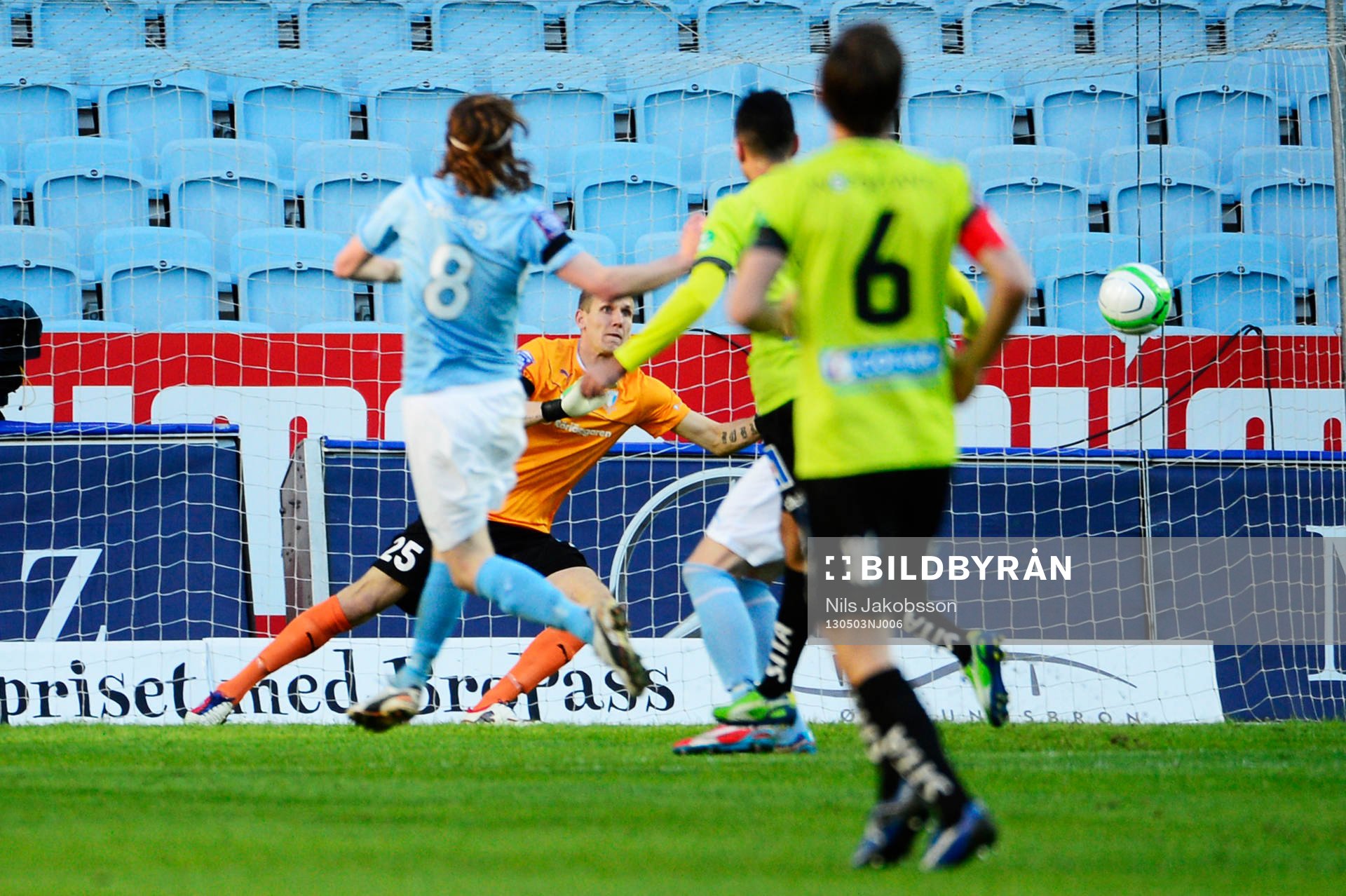 Fotboll, Allsvenskan, Malmö FF - IFK Norrköping: Robin Olsen, Malmö FF, ser bollen från Imad Khalili, IFK Norrköping gå in till 0-1.