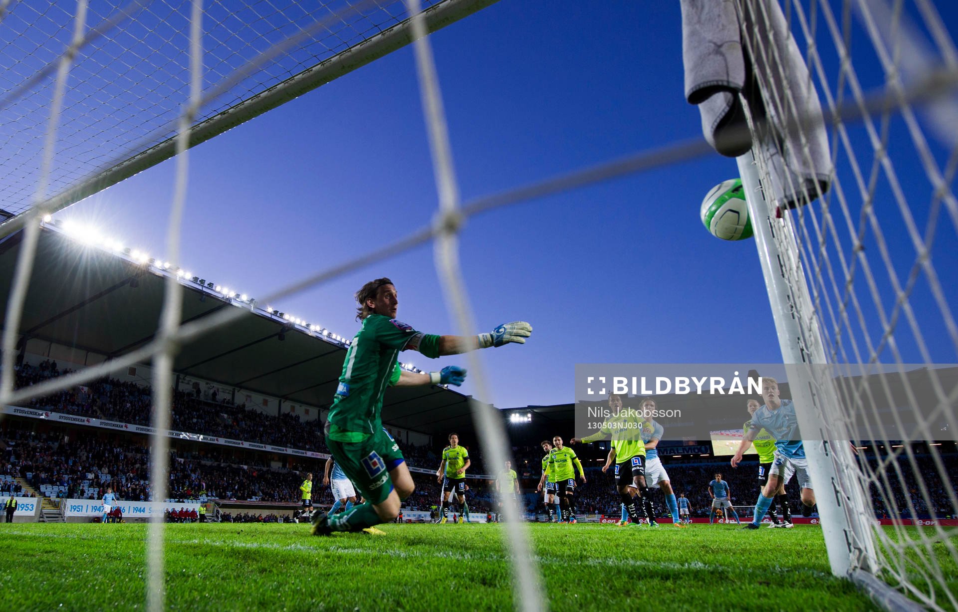 David Mitov Nilsson, målvakt IFK Norrköping, ser bollen