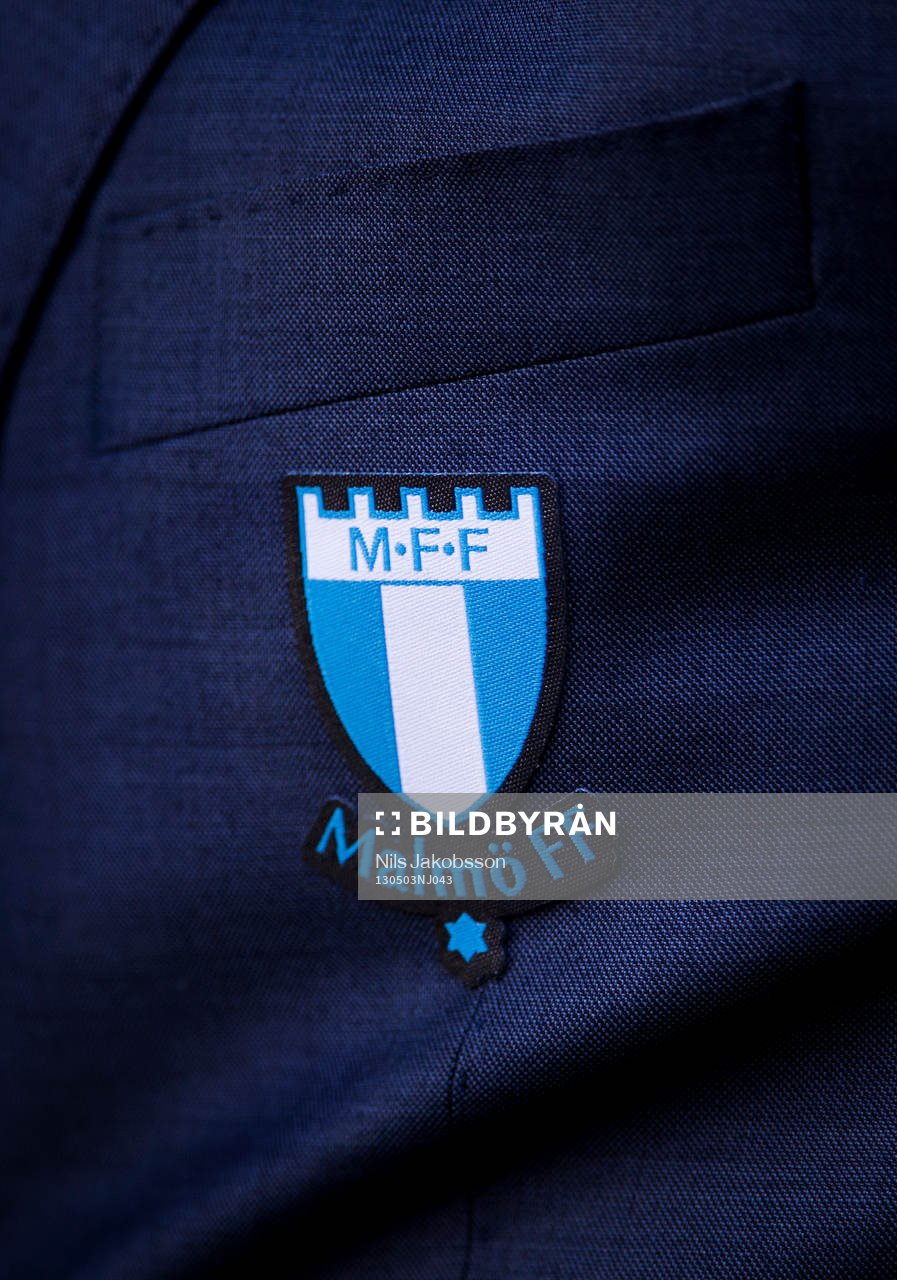 Malmö FFs klubbemblem sitter broderat på en kavaj