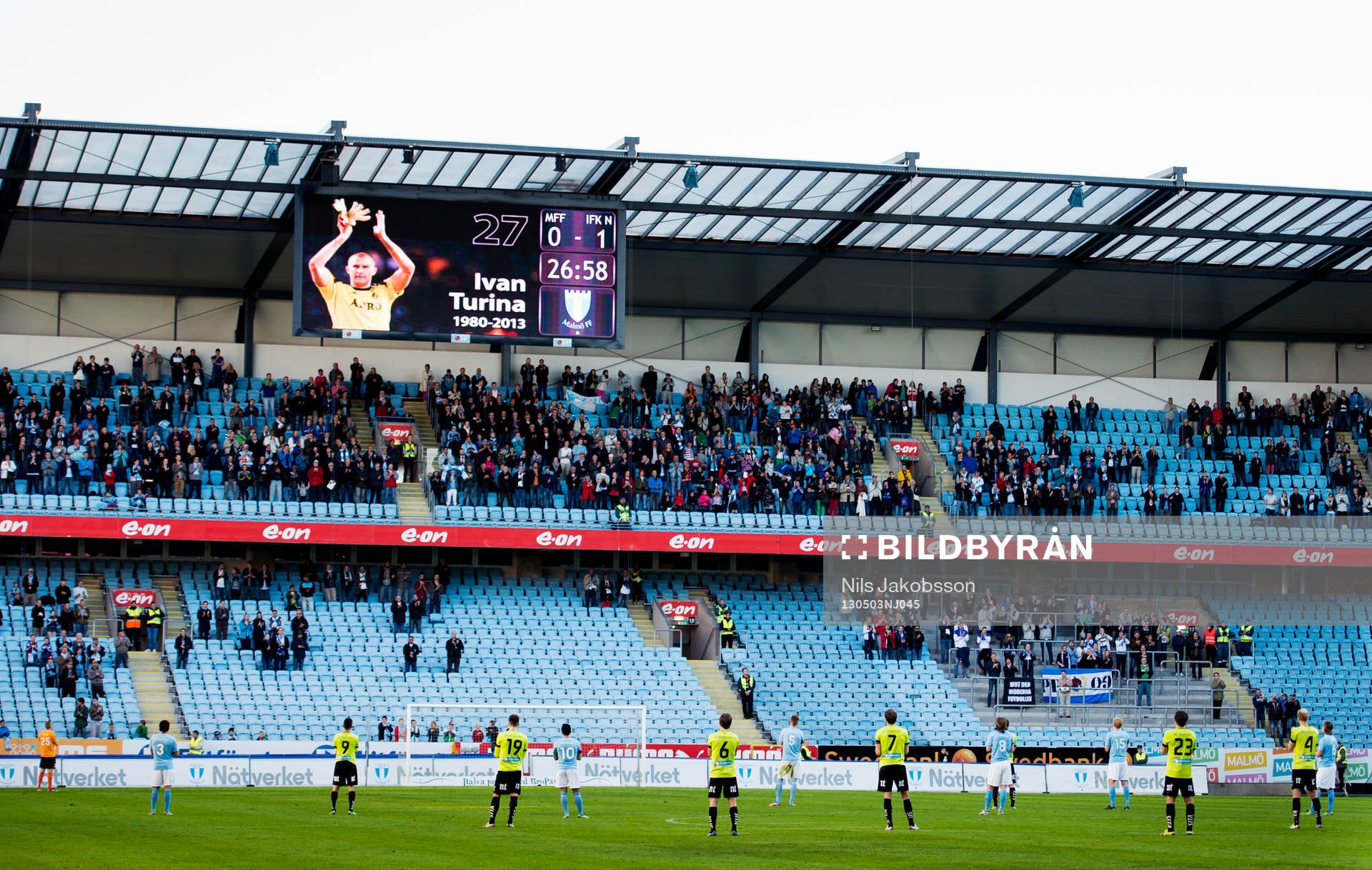 Ivan Turina, målvakt, AIK, hedras av publiken och spelarna