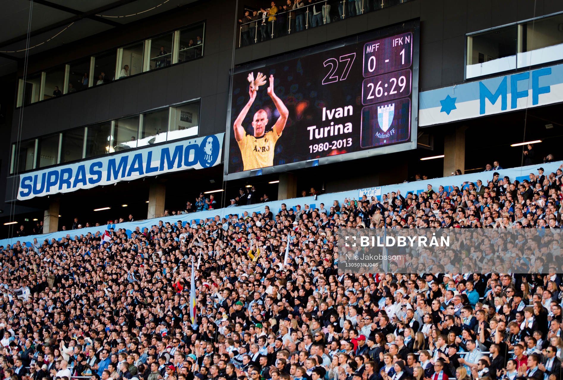 Ivan Turina, målvakt, AIK, hedras av publiken och spelarna