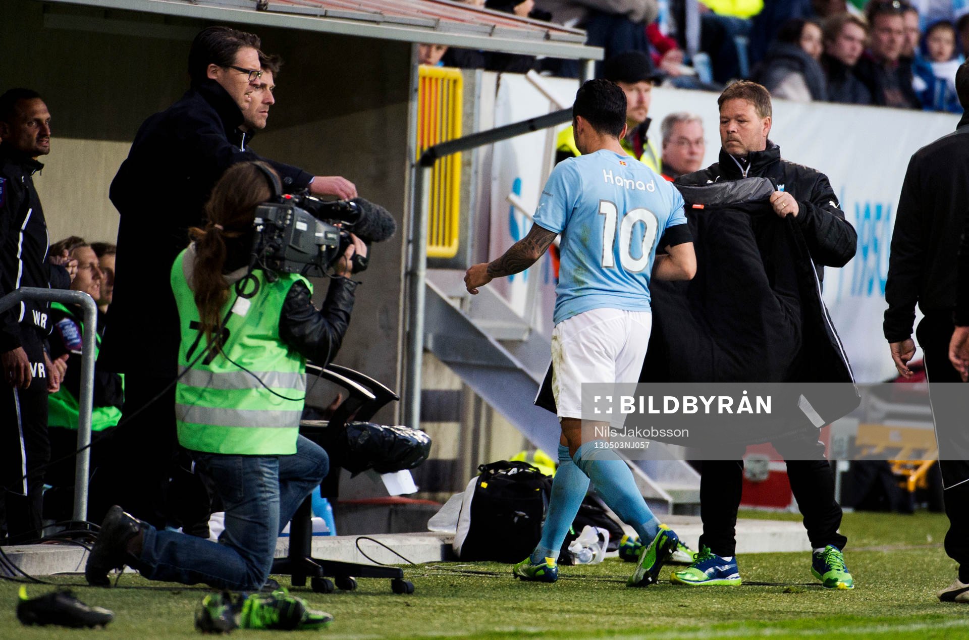 lagkapten Jiloan Hamad, Malmö FF, byts ut av Rikard