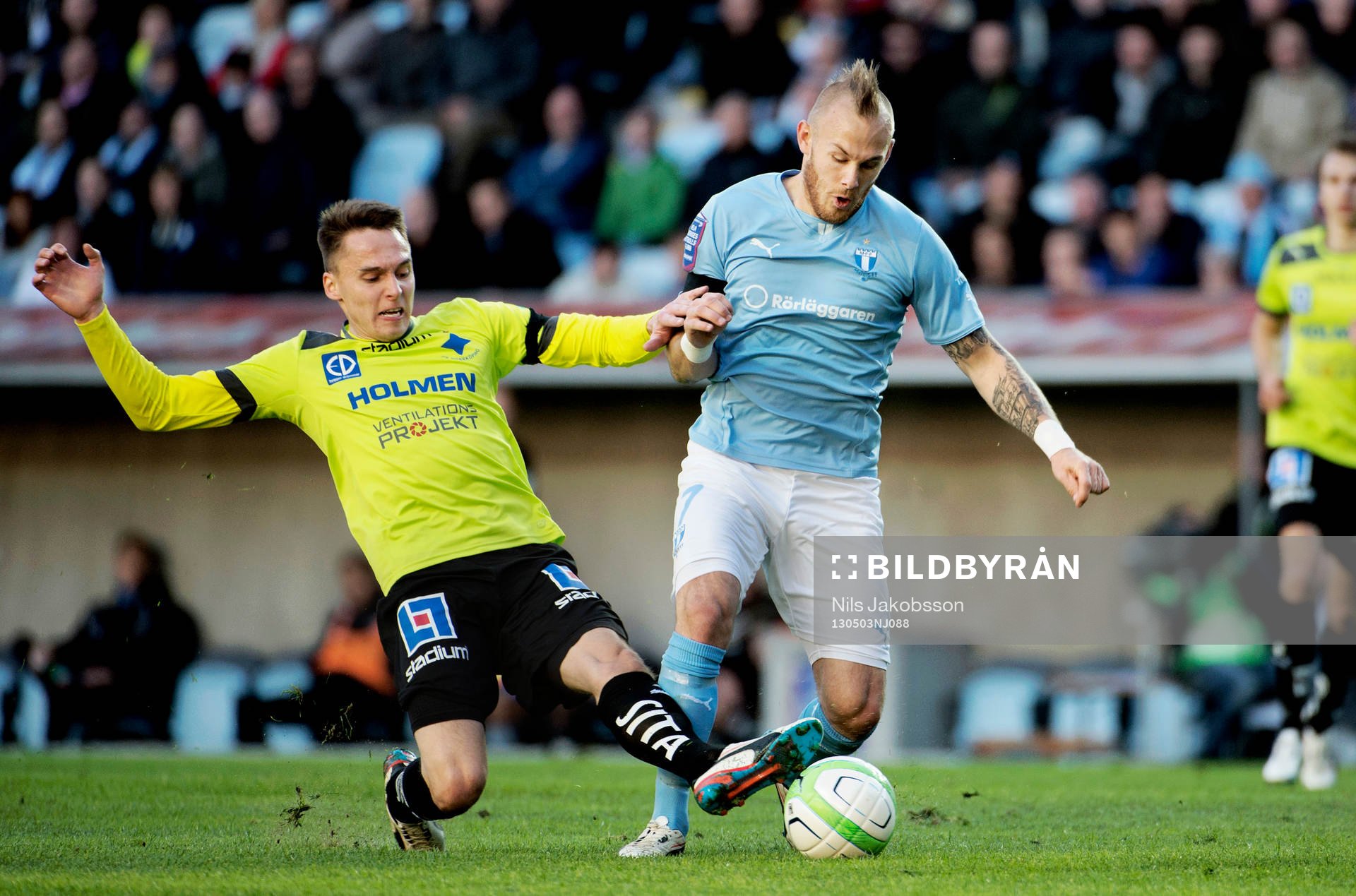 Siim Luts, Norrköping försöker ta bollen från Magnus