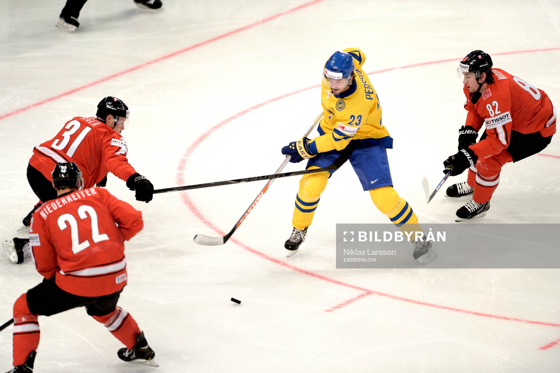 Niklas Persson, Sverige i kamp om pucken med Mathias Seger,