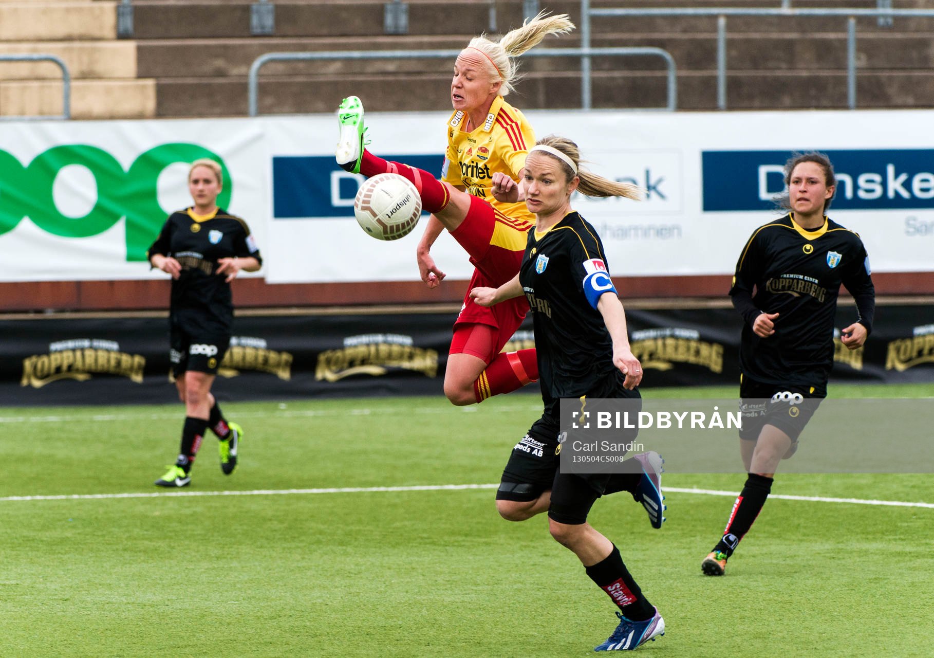 Fotboll, Damallsvenskan, Kopparbergs Göteborg - Tyresö: Caroline Seger, Tyresö, försöker nå bollen bredvid Stina Segerström, Kopparbergs Göteborg.