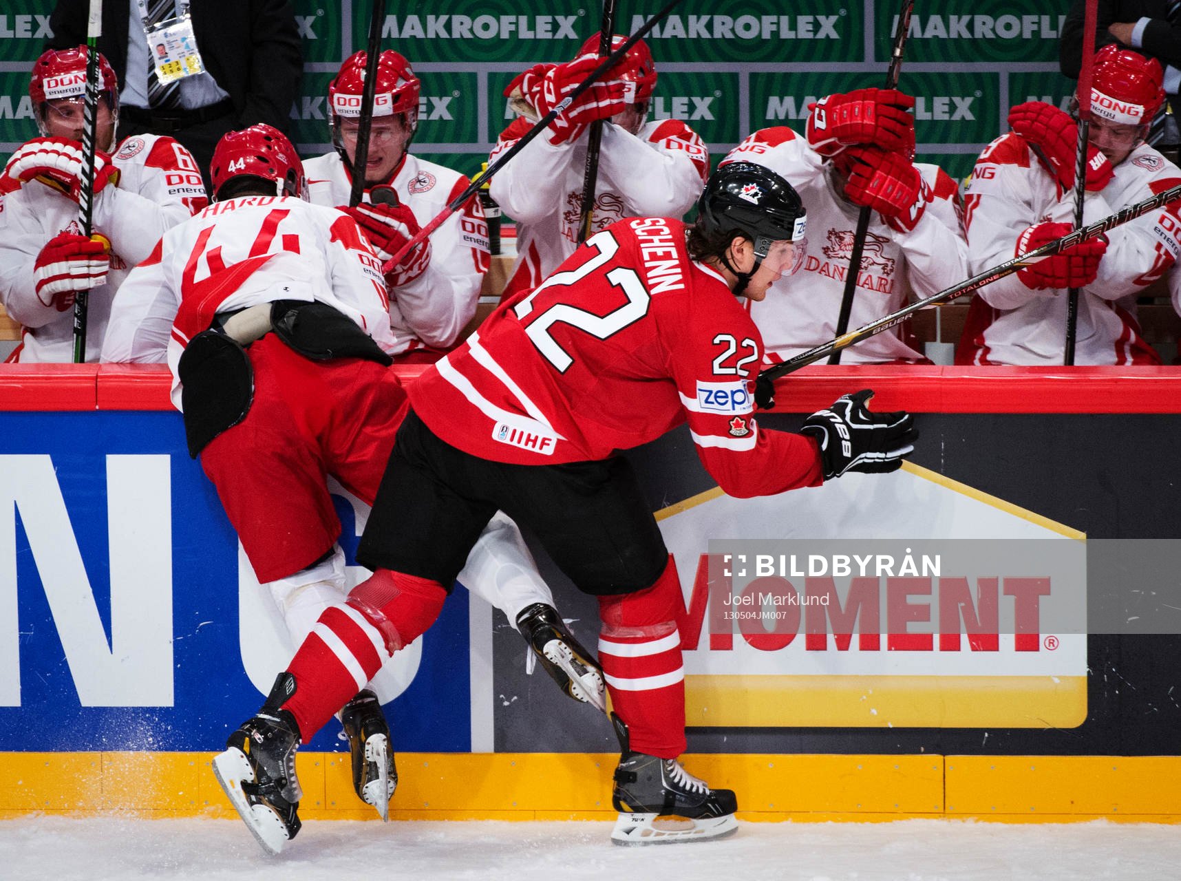 Danmarks Nichlas Hardt blir tacklad av Kanadas Luke Schenn