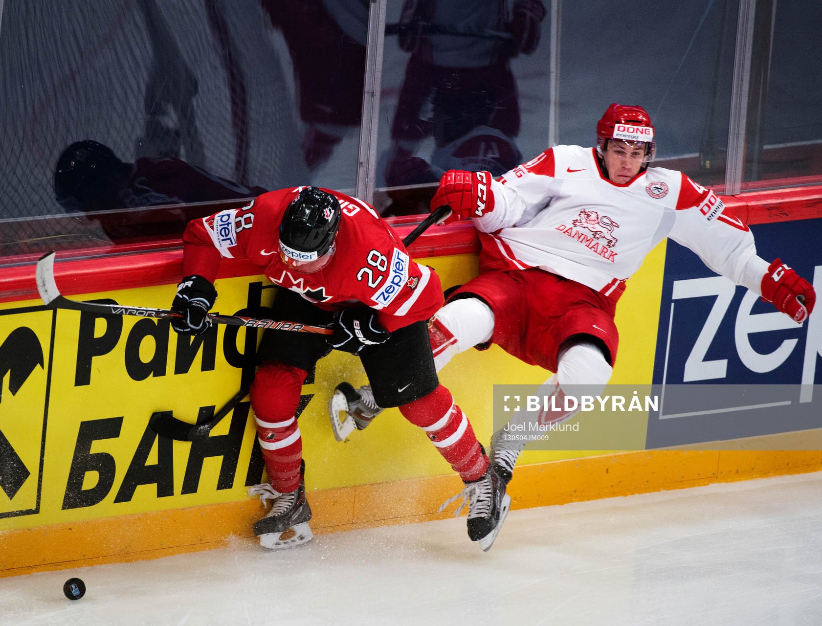 Kanadas Claude Giroux tacklar Danmarks Jesper B Jensen i