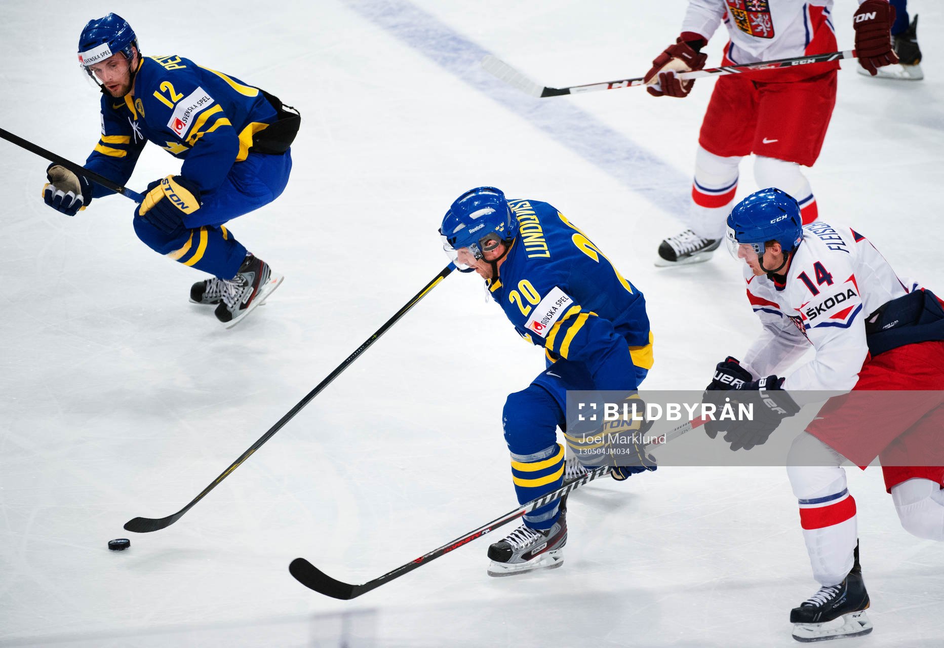 Sveriges Fredrik Pettersson och Joel Lundqvist drar upp ett