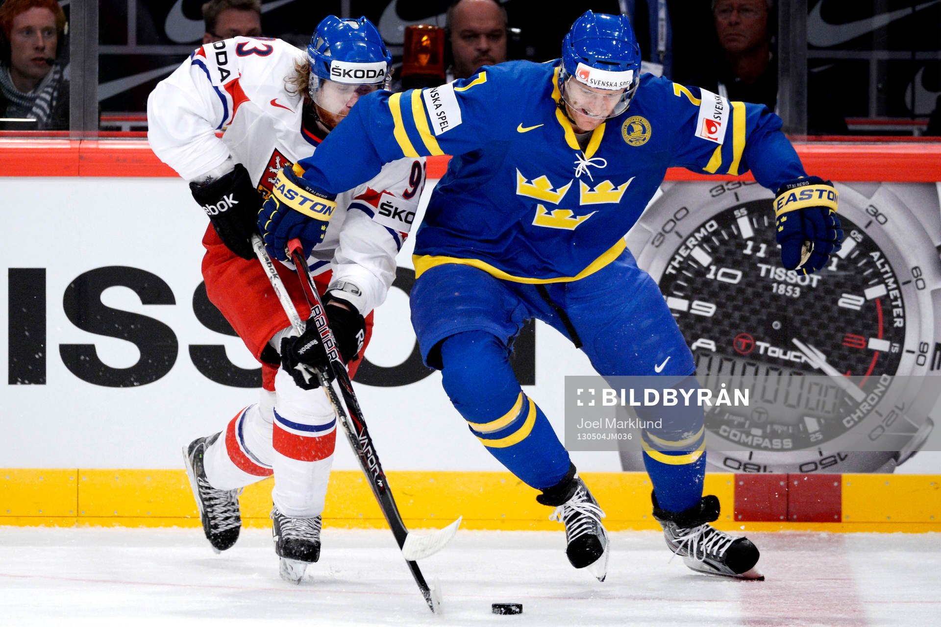 Jakub Voracek och Henrik Tallinder kämpar om pucken