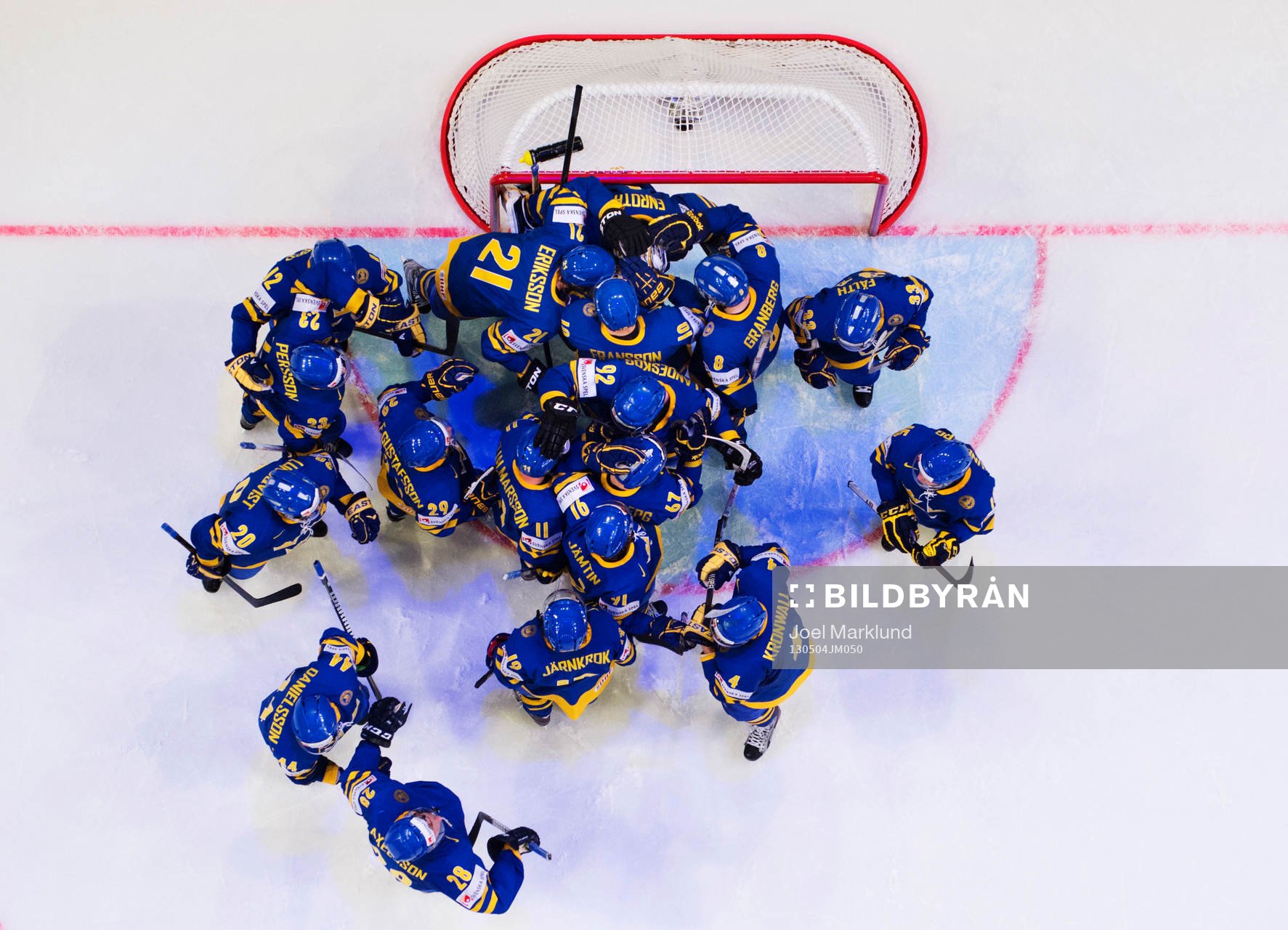 De svenska spelarna samlas kring målvakten Jhonas Enroth
