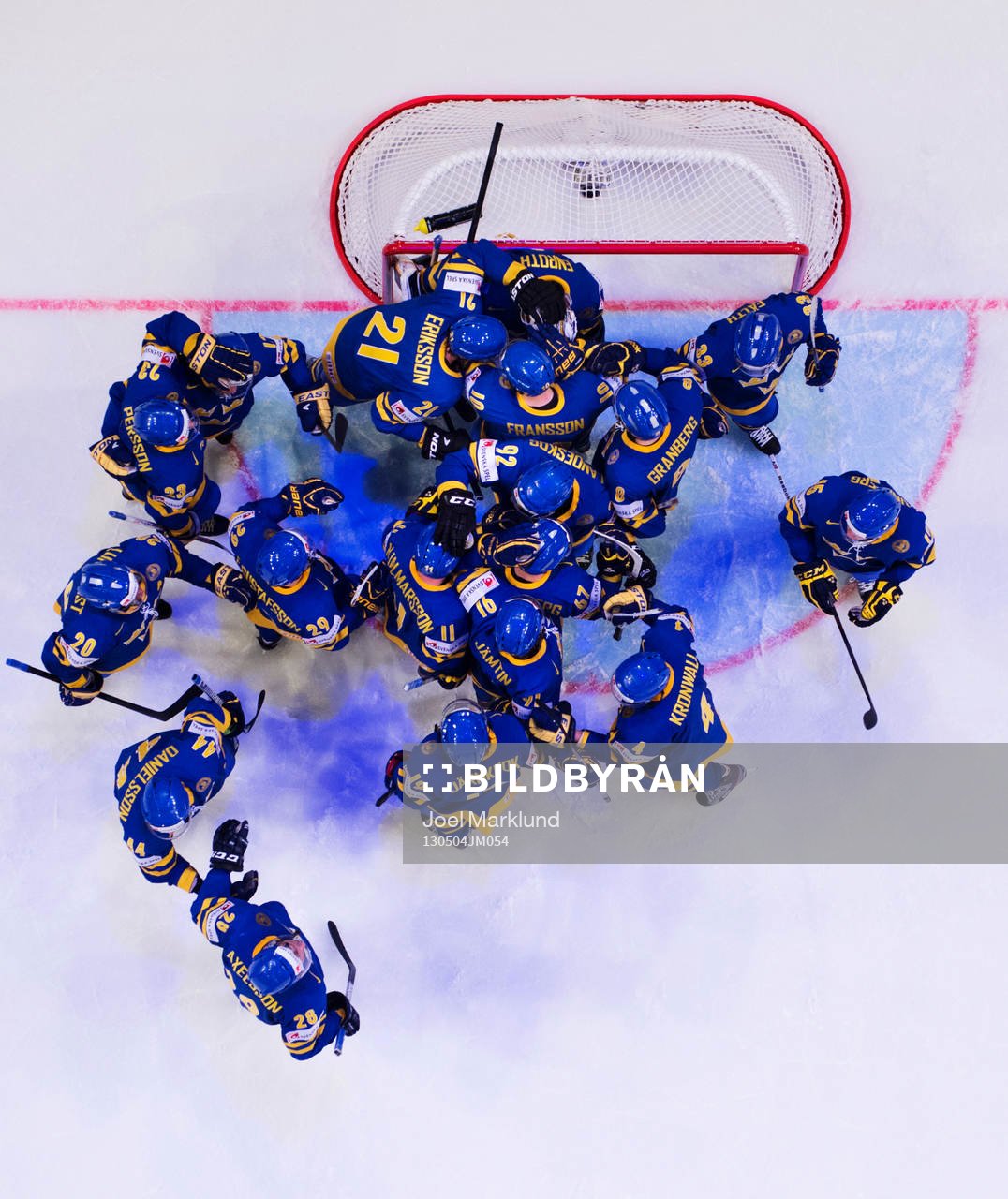 De svenska spelarna samlas kring målvakten Jhonas Enroth