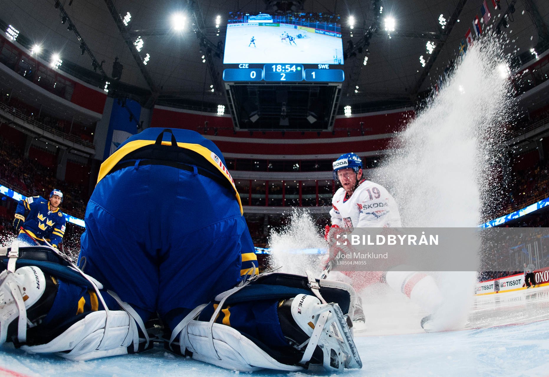 Tjeckiens Jiri Tlusty oroar framför mål i matchen mellan
