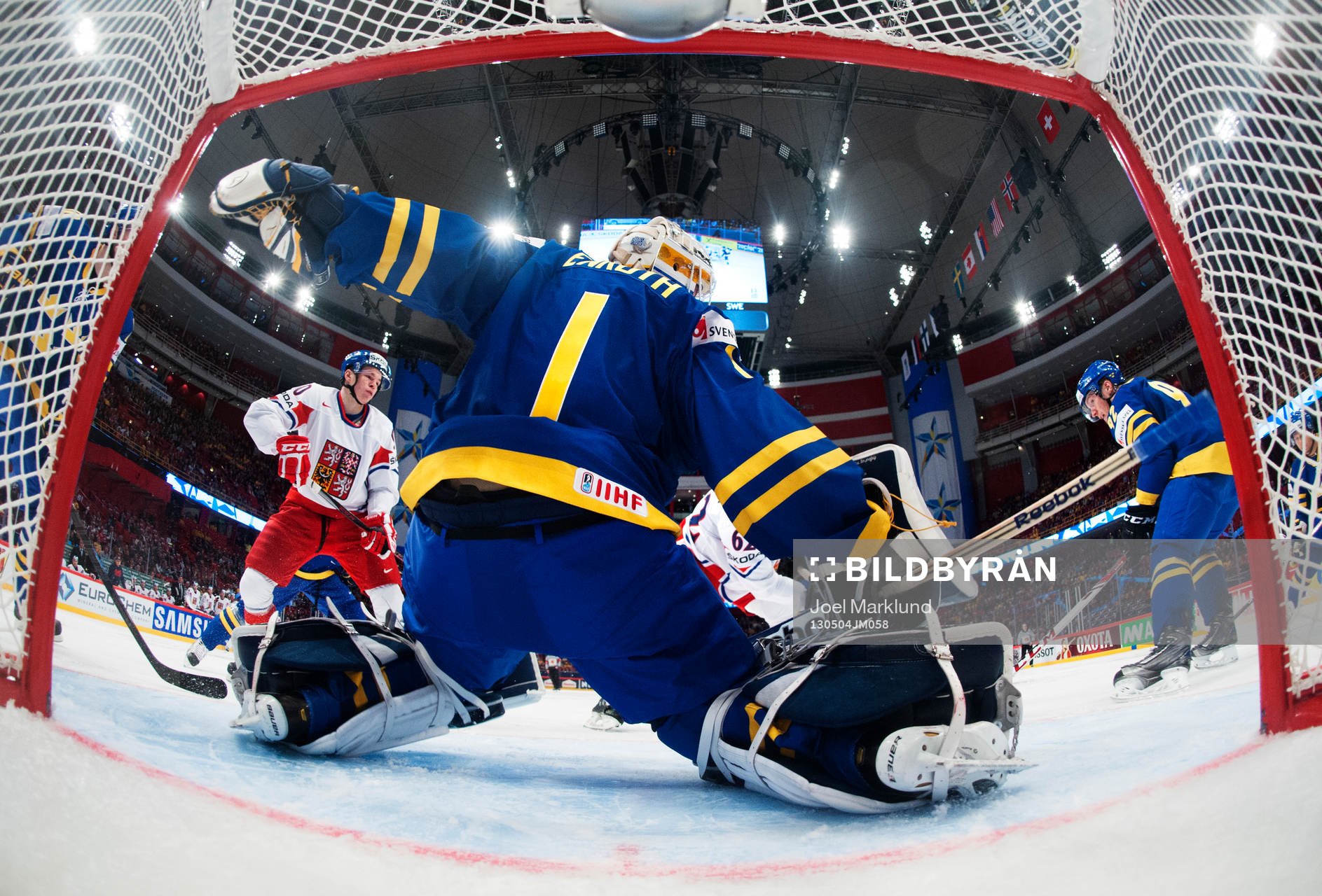 Sveriges målvakt Jhonas Enroth räddar ett skott i matchen