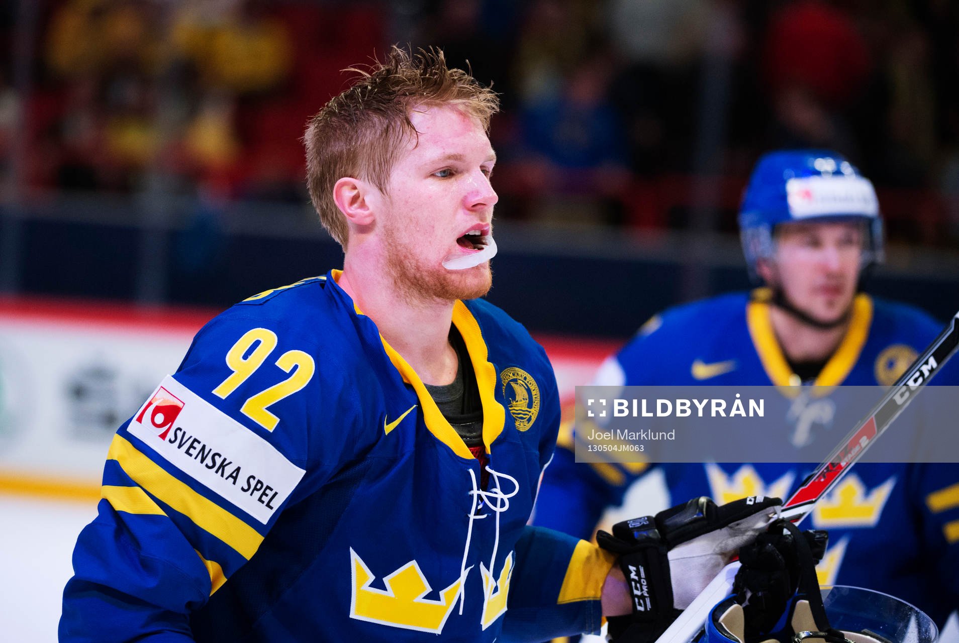 Sveriges Gabriel Landeskog med sitt tandskydd utanför mun