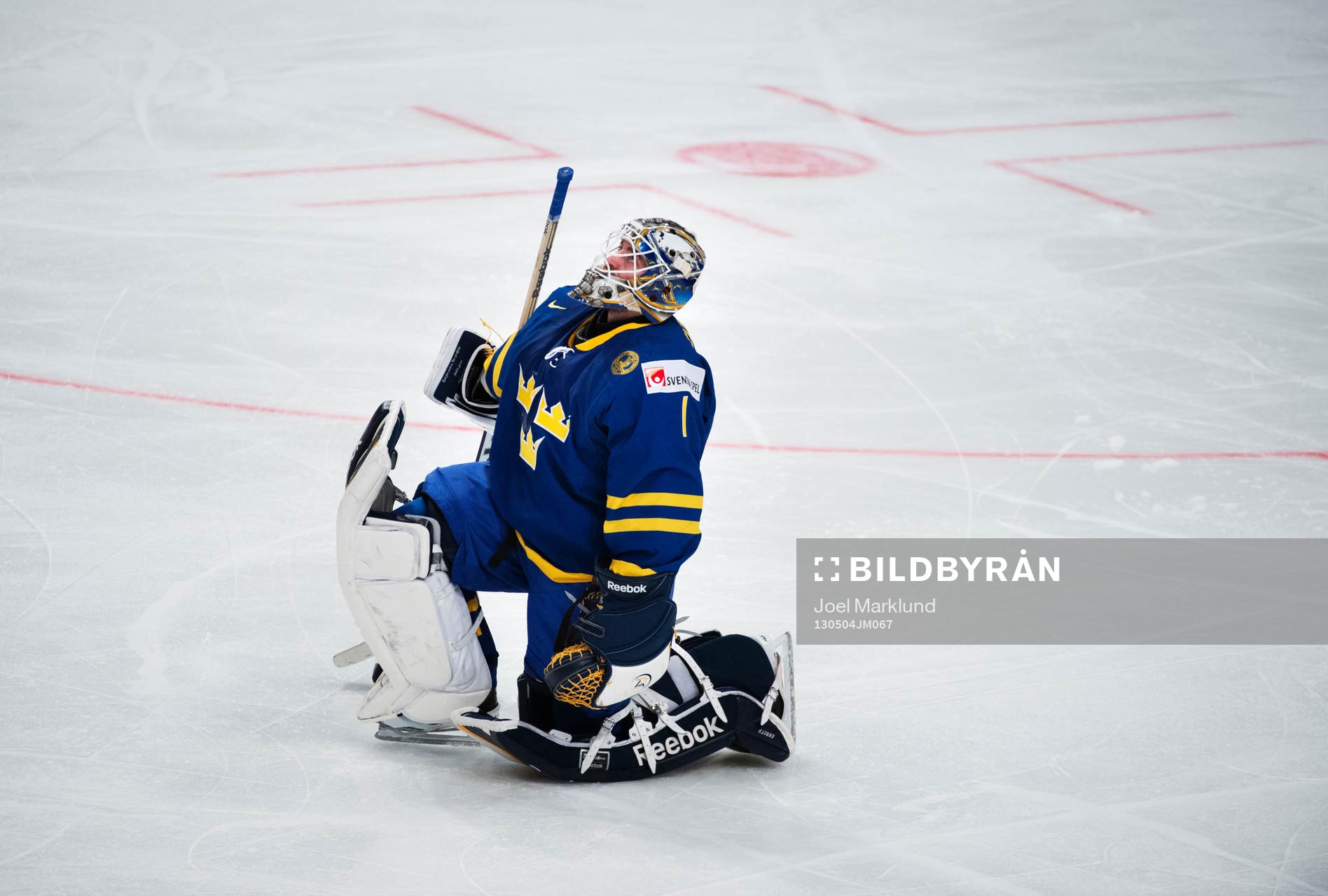 Sveriges målvakt Jhonas Enroth tittar upp mot taket