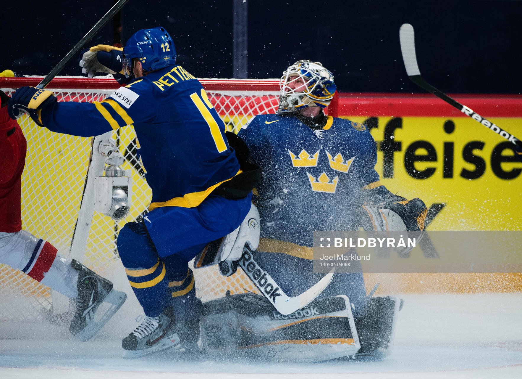 Sveriges Fredrik Petterson är nära att kollidera med