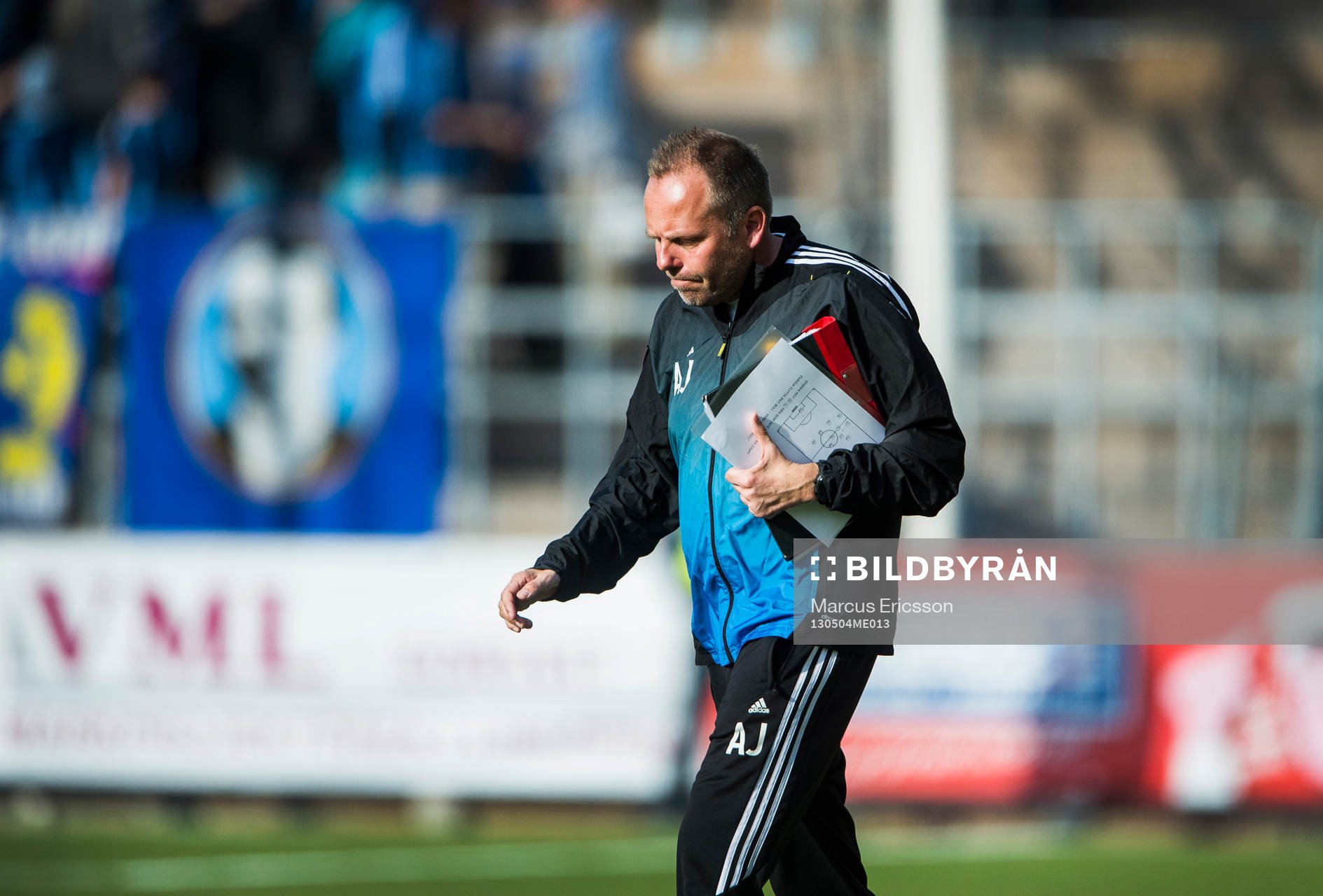 Anders Johansson, tränare Djurgården lämnar planen med