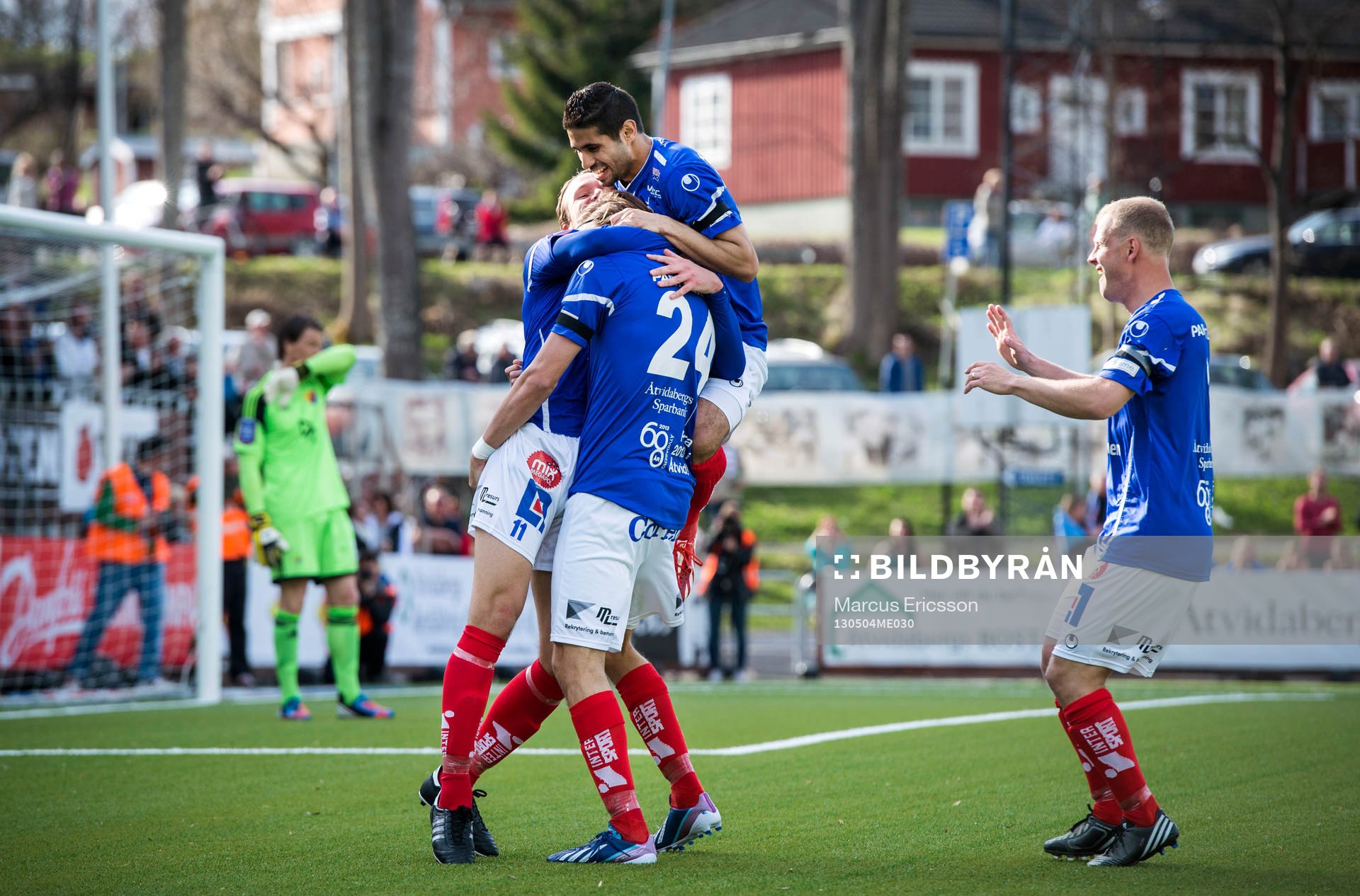 Fotboll, Allsvenskan, Åtvidaberg - Djurgården: Viktor Prodell, Imad Zatra kramar om Tom Pettersson, Åtvidaberg. 