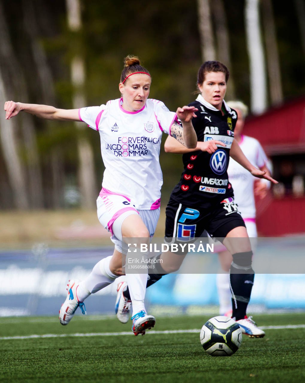 Malmös Anja Mittag i närkamp med Hanna Folkesson i omgång 4 i Damallsvenskan mellan Umeå IK FF och LdB FC Malmö