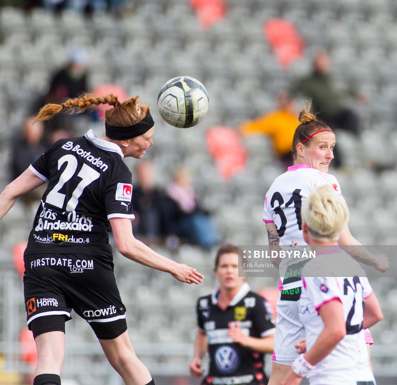 Umeås nr 27 Alexandra Nilsson vinner en nickduell med