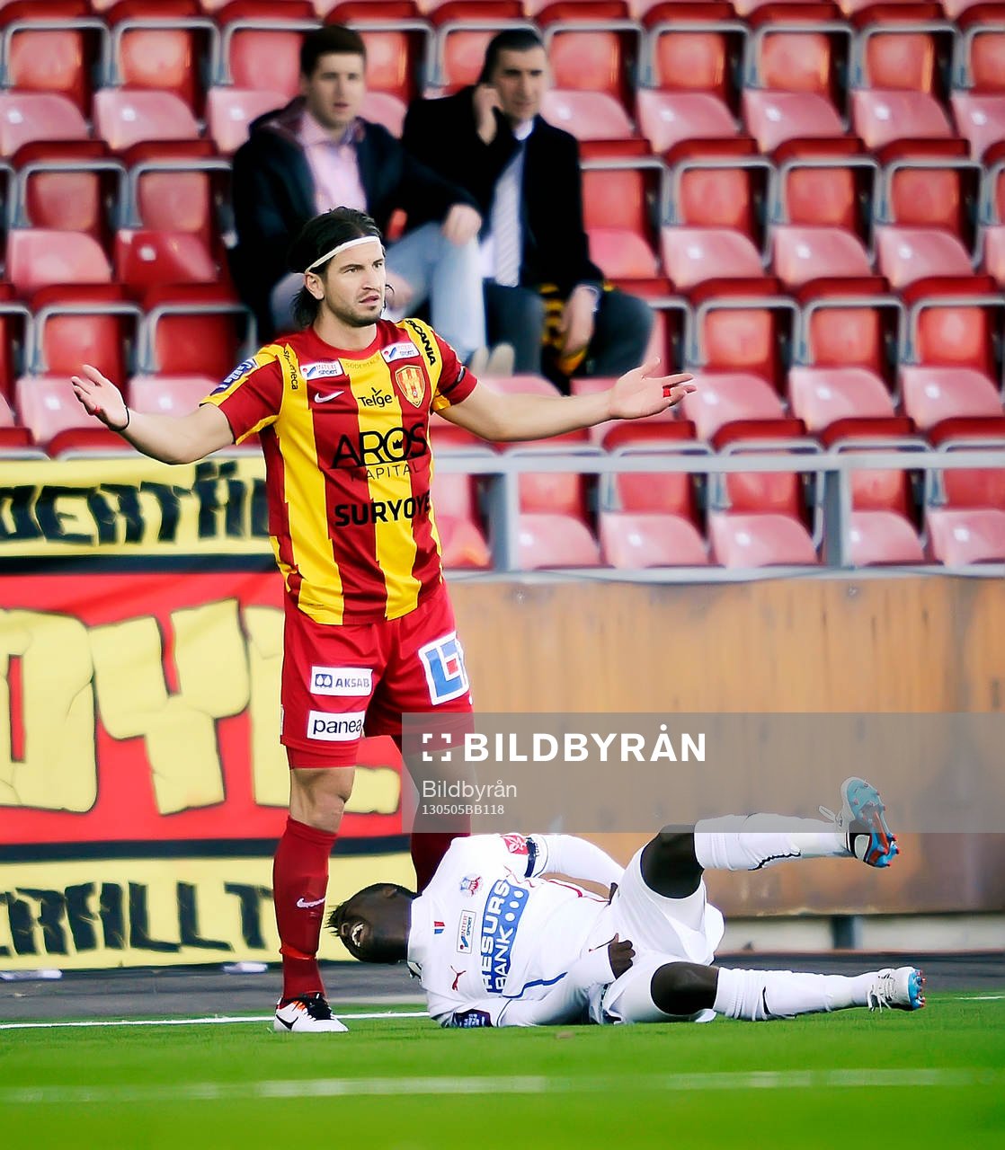 Syrianska nr 24 Haris Skenderovic och Helsingborgs nr 25