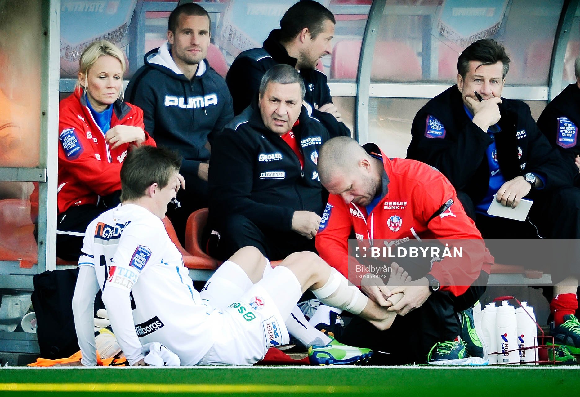 Helsingborgs nr 15 Emil Krafth blev skadad och tejpades