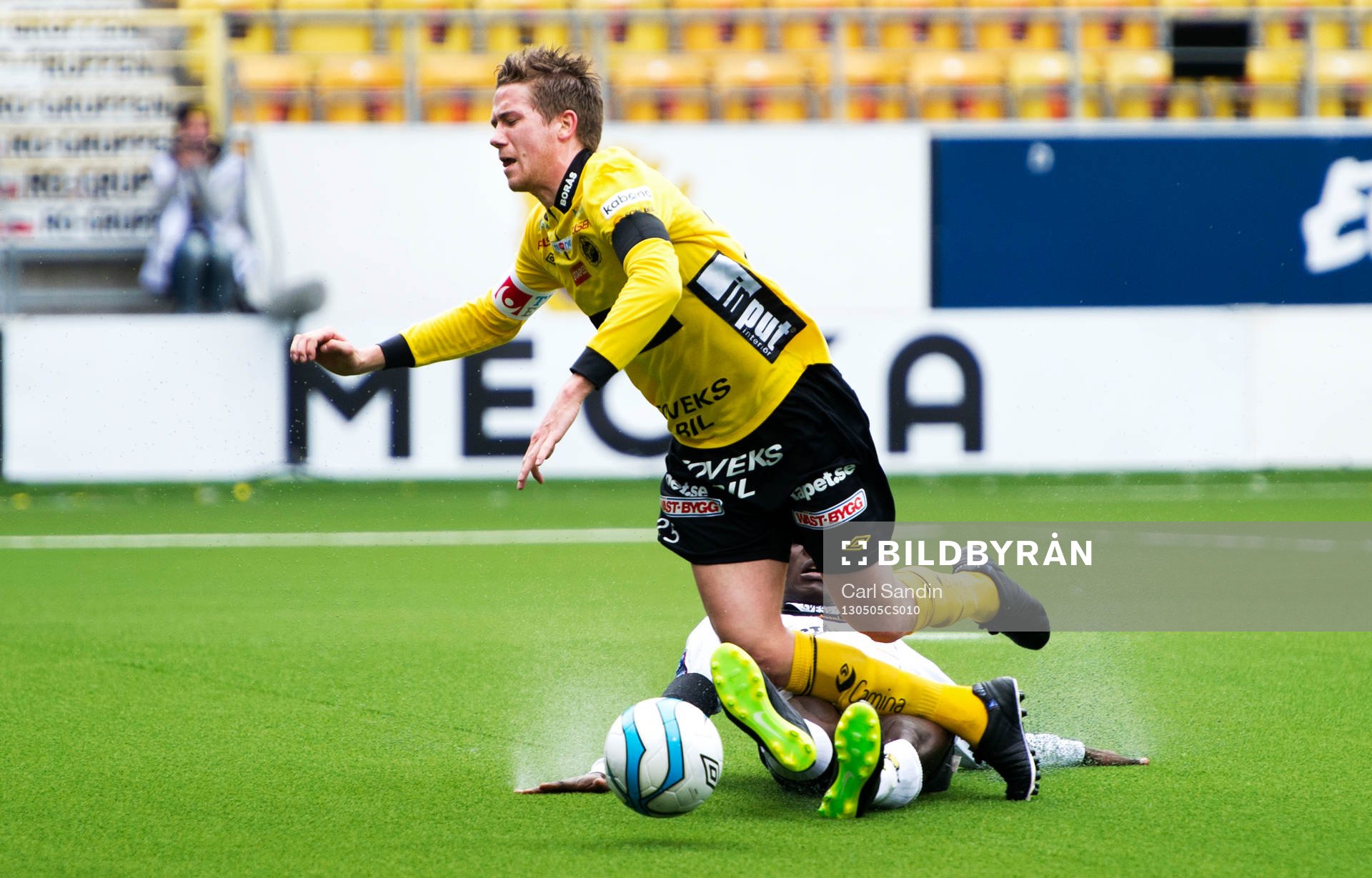 Marcus Rohdén, Elfsborg, blir fälld av Gbenga Arokoyo,
