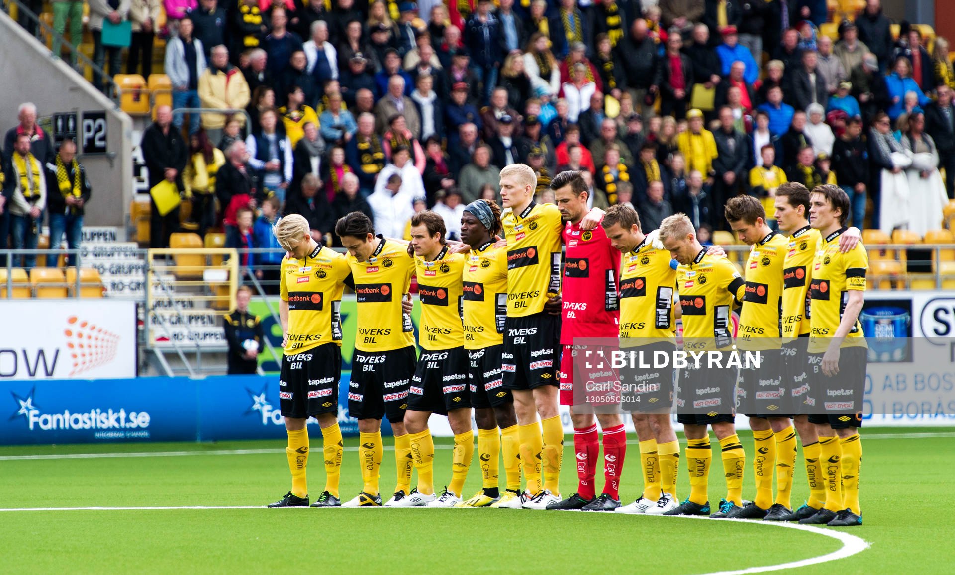 Det hålls en tyst minut innan matchen för