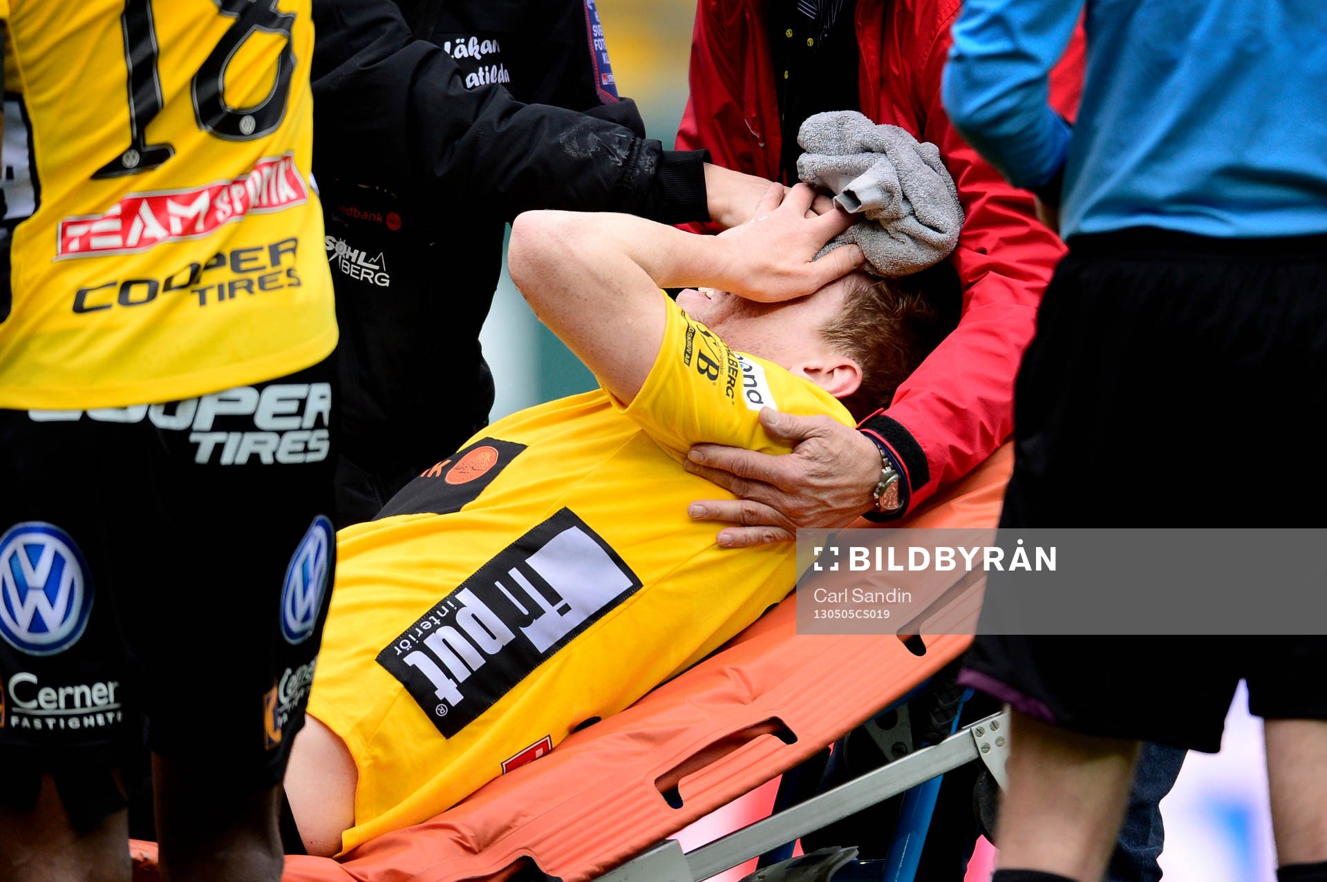 David Elm, Elfsborg, körs ut på bår