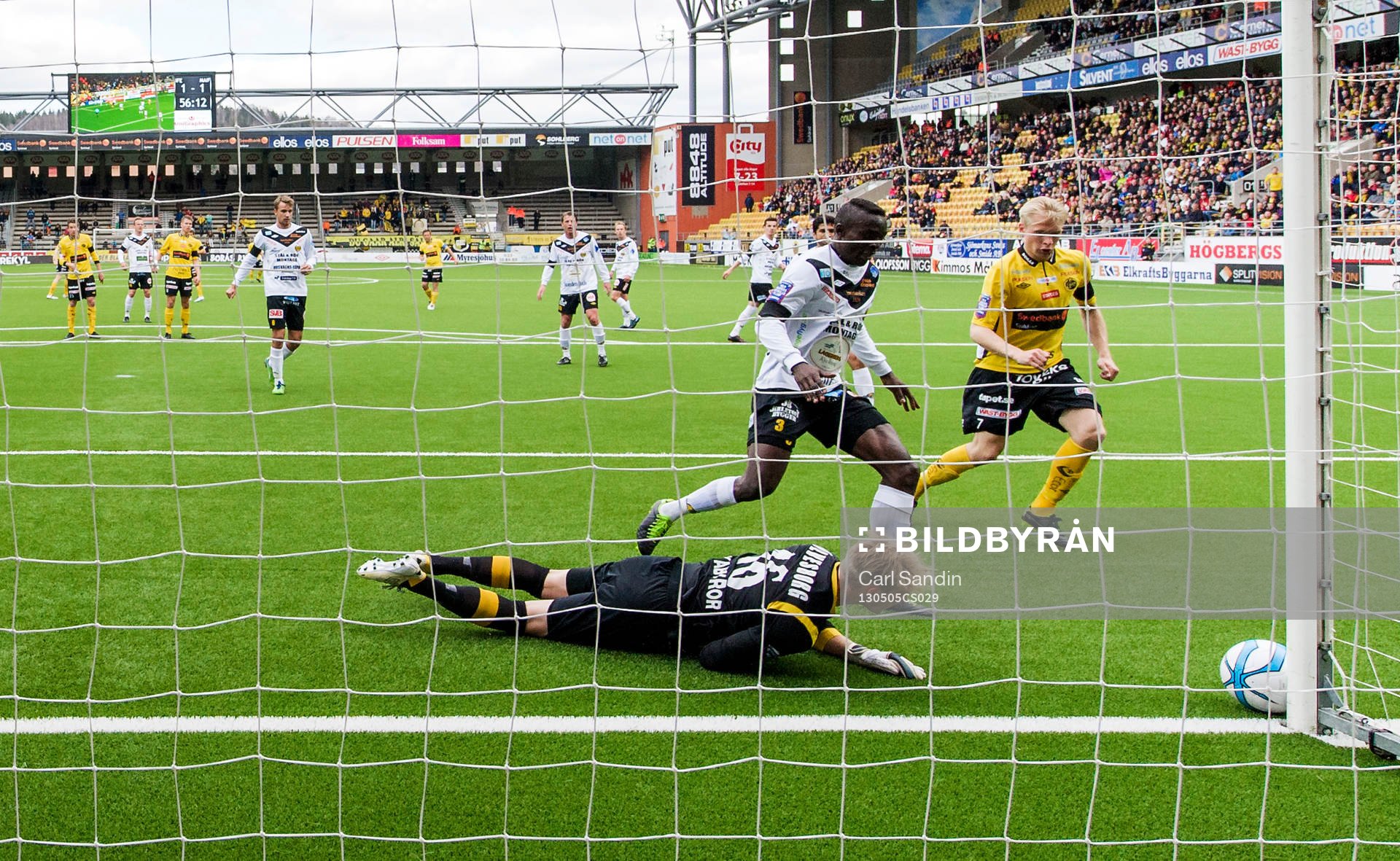 Bollen är nära att rulla in bakom Alexander Lundin,