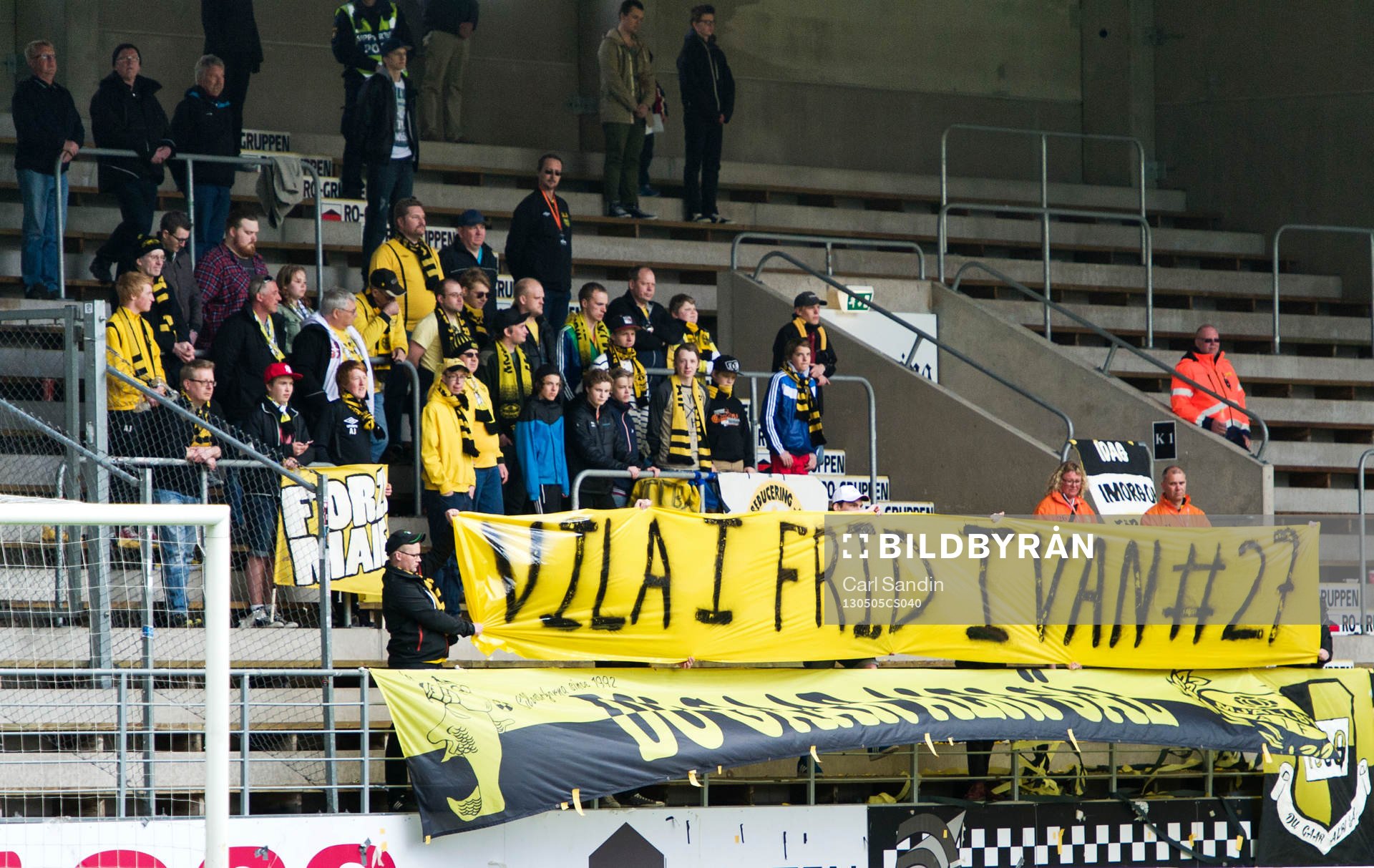 Mjällbys supportrar har en banderoll med texten, Vila i