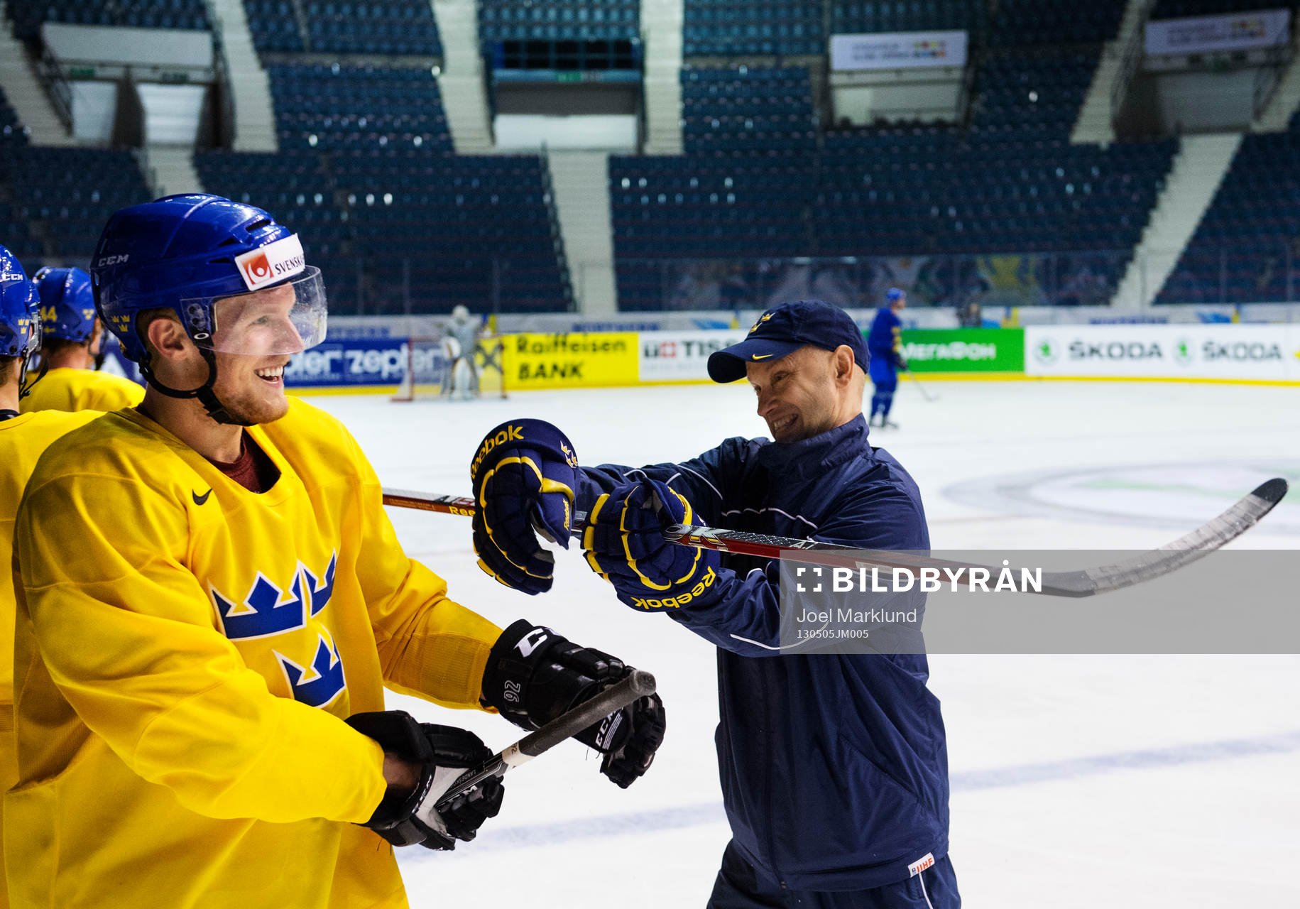 Stefan Ladhe (h), målvaktstränare, skojbråkar med