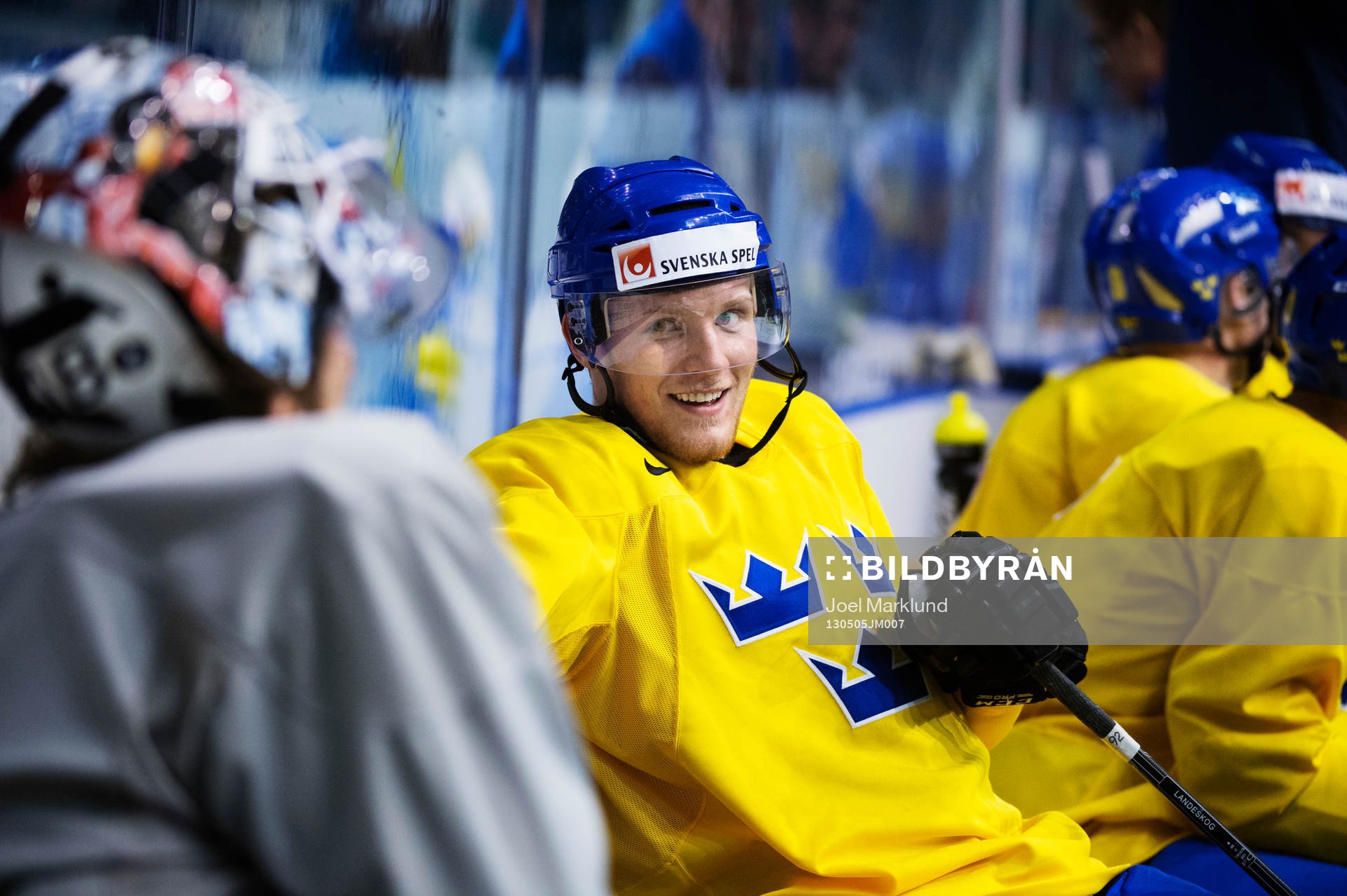 Gabriel Landeskog (h) pratar med målvakten Johan Gustafsson
