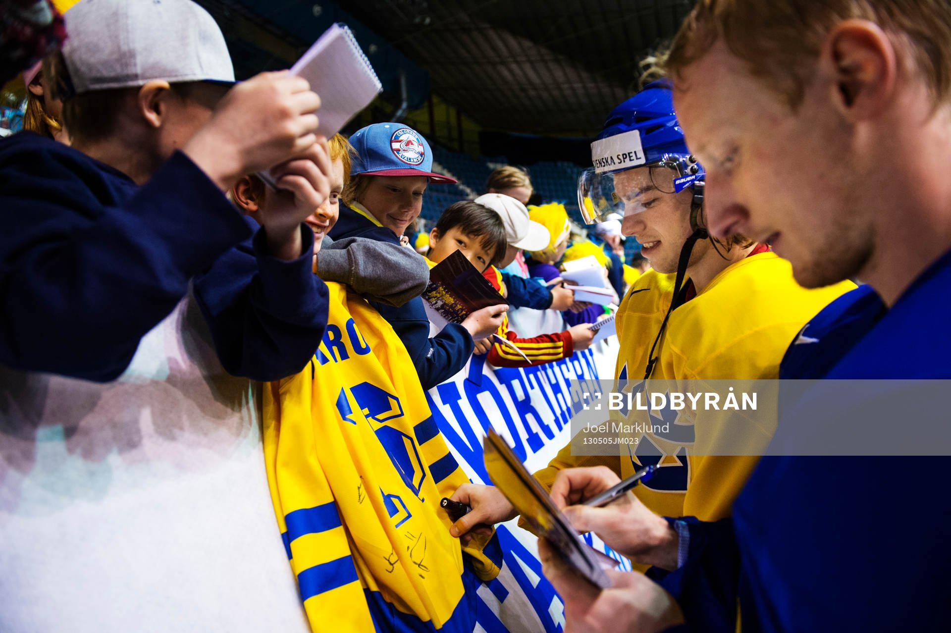 Calle Järnkrok och Simon Hjalmarsson skriver autografer