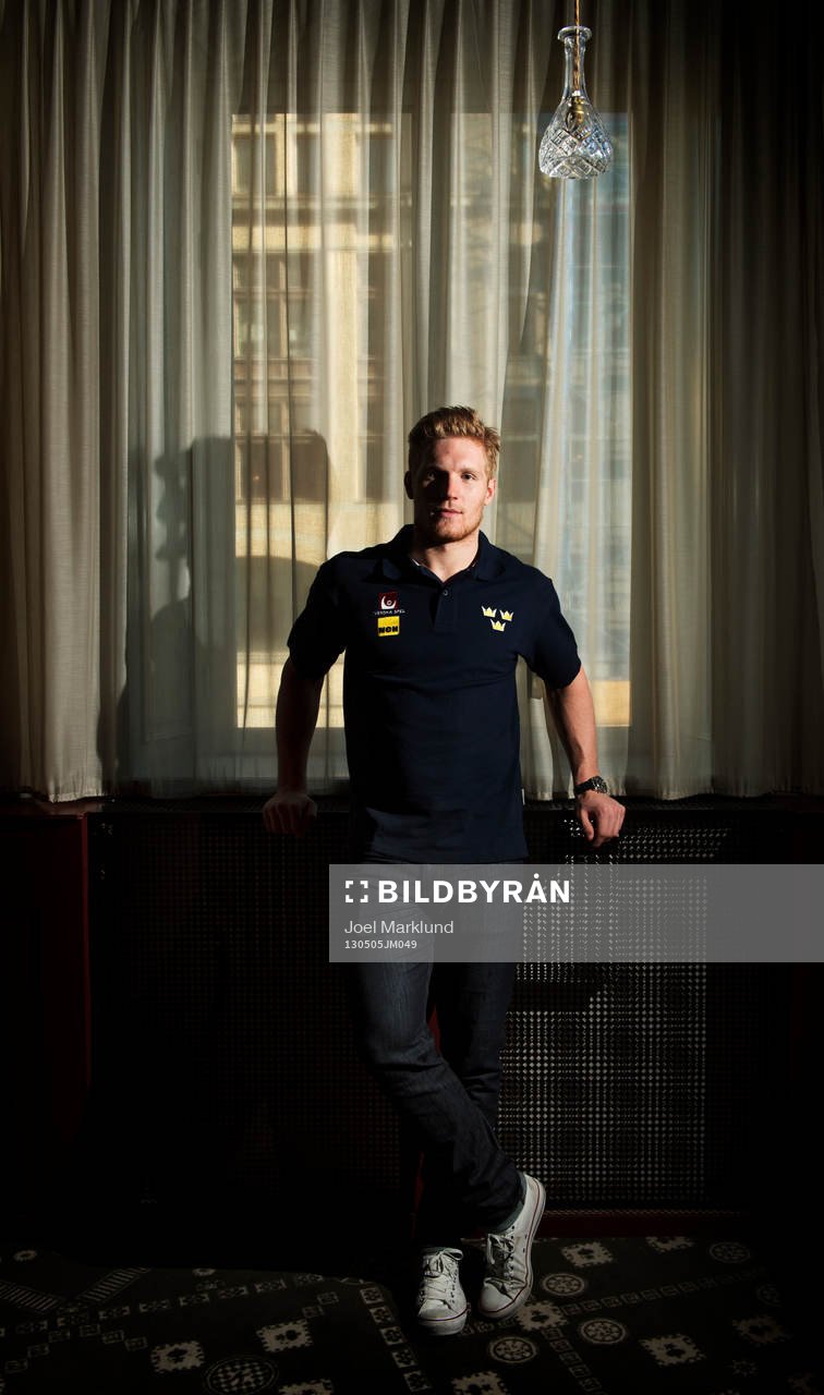 Gabriel Landeskog poserar framför ett fönster när det