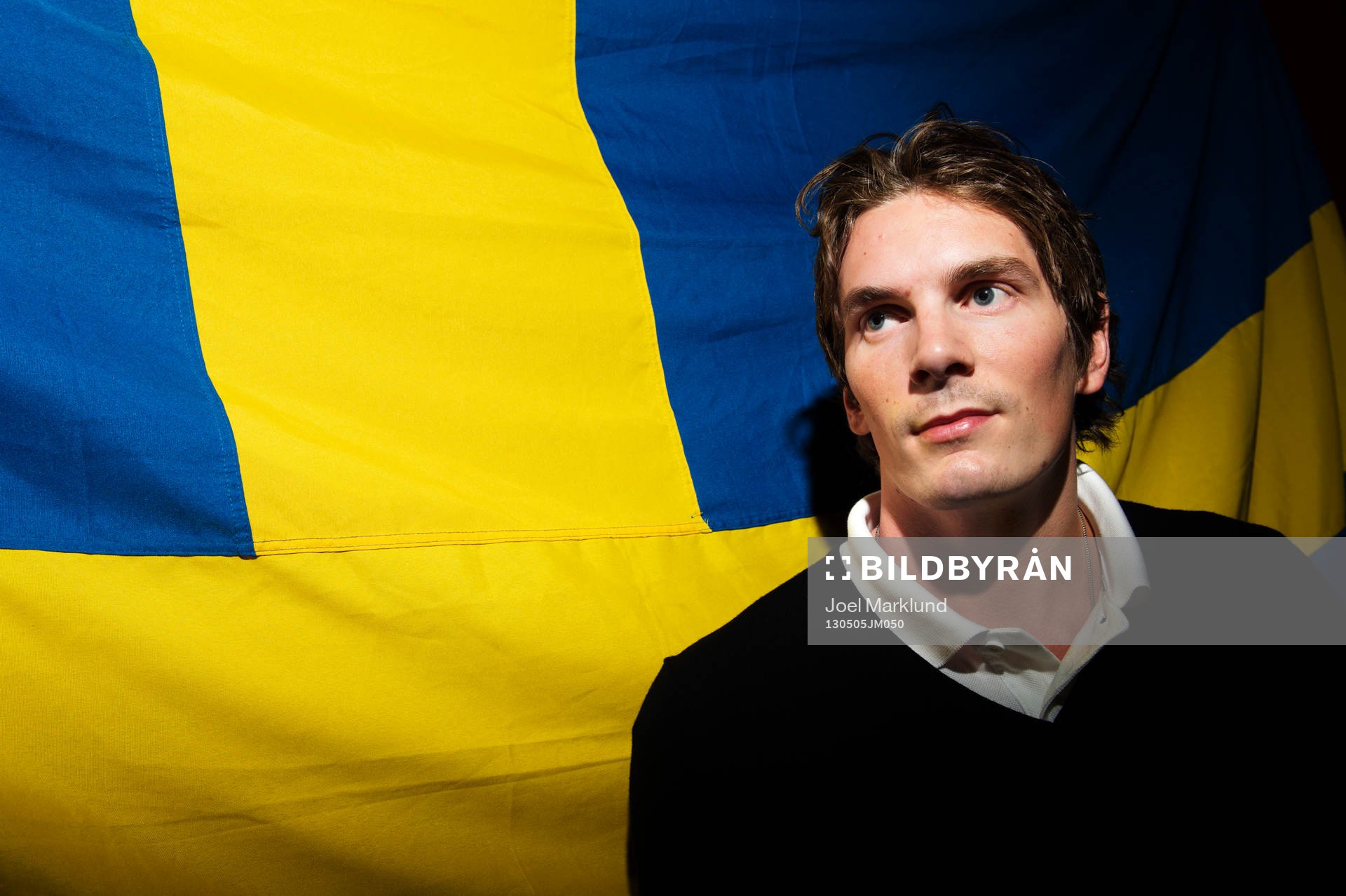 Loui Eriksson poserar framför en svensk flagga när det