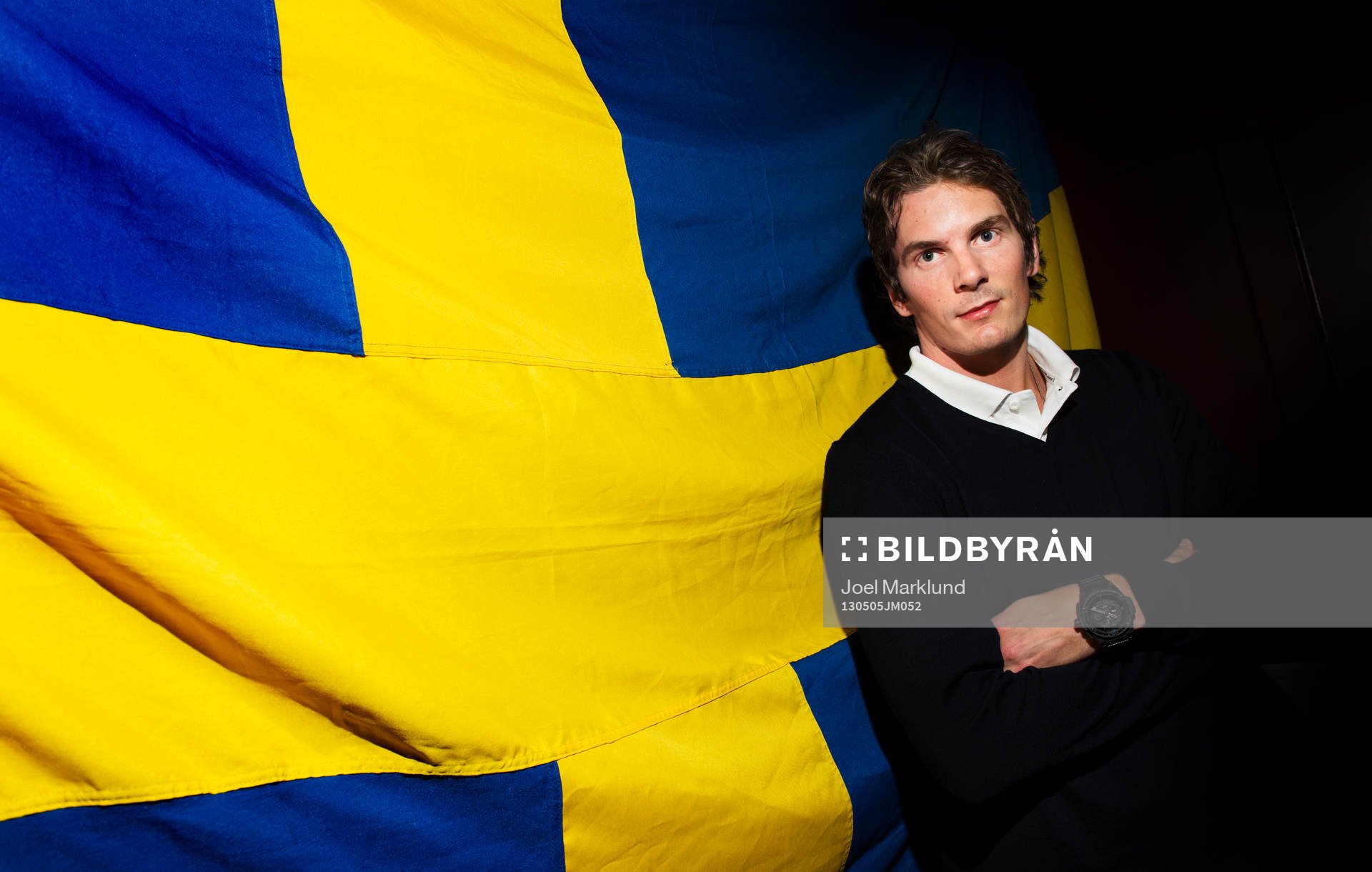 Loui Eriksson poserar framför en svensk flagga när det