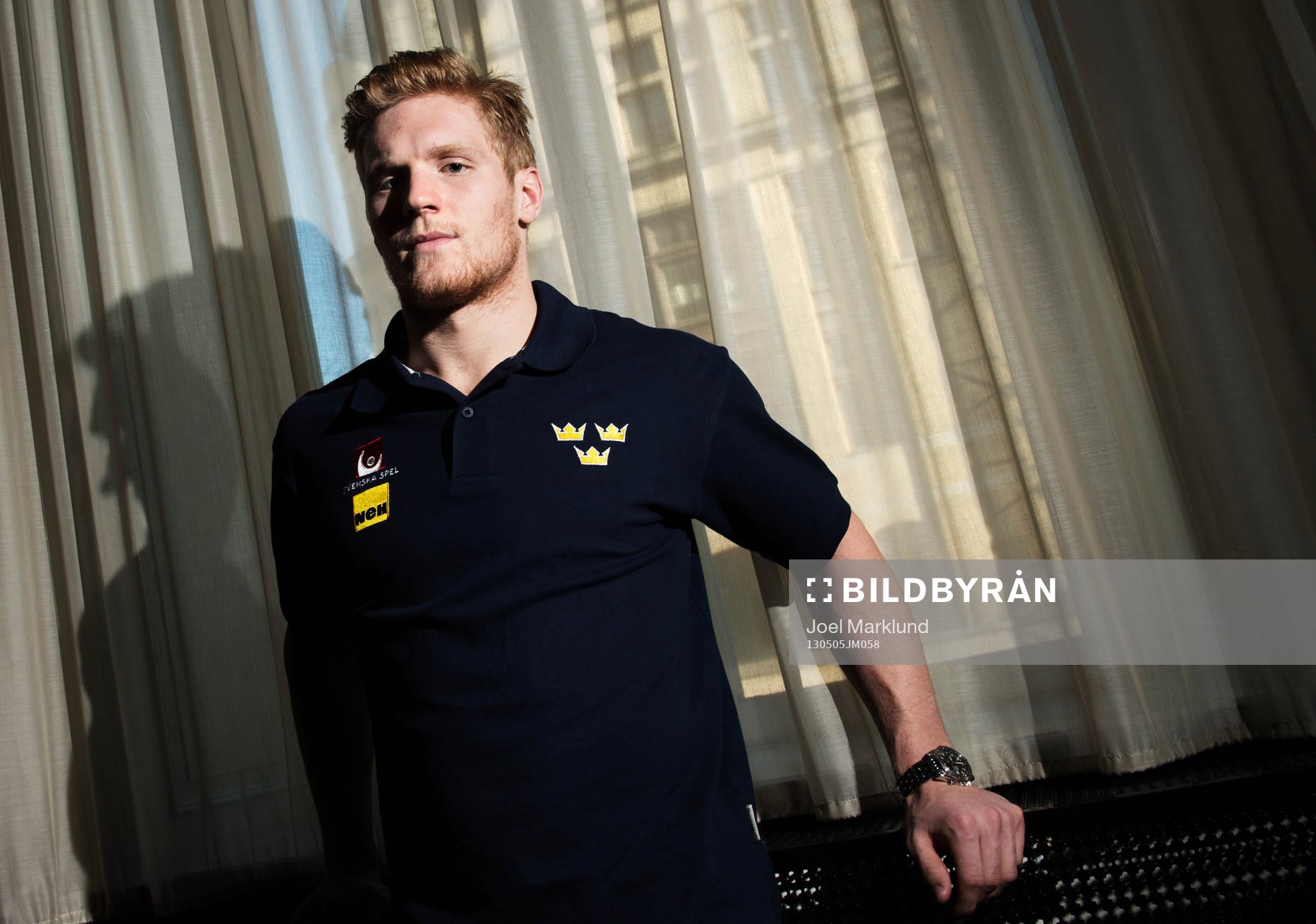 Gabriel Landeskog poserar framför ett fönster när det