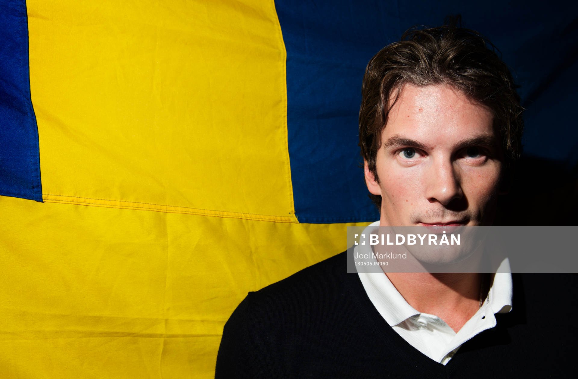 Loui Eriksson poserar framför en svensk flagga när det
