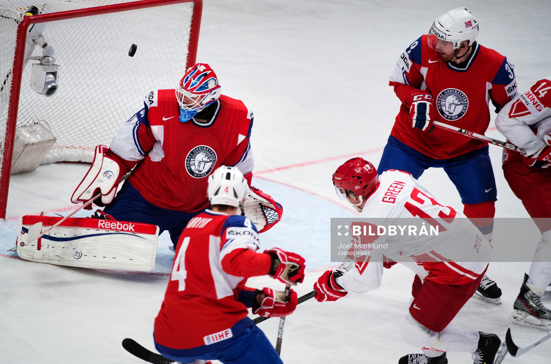 Danmarks Morten Green skjuter ett skott mot Norges målvakt