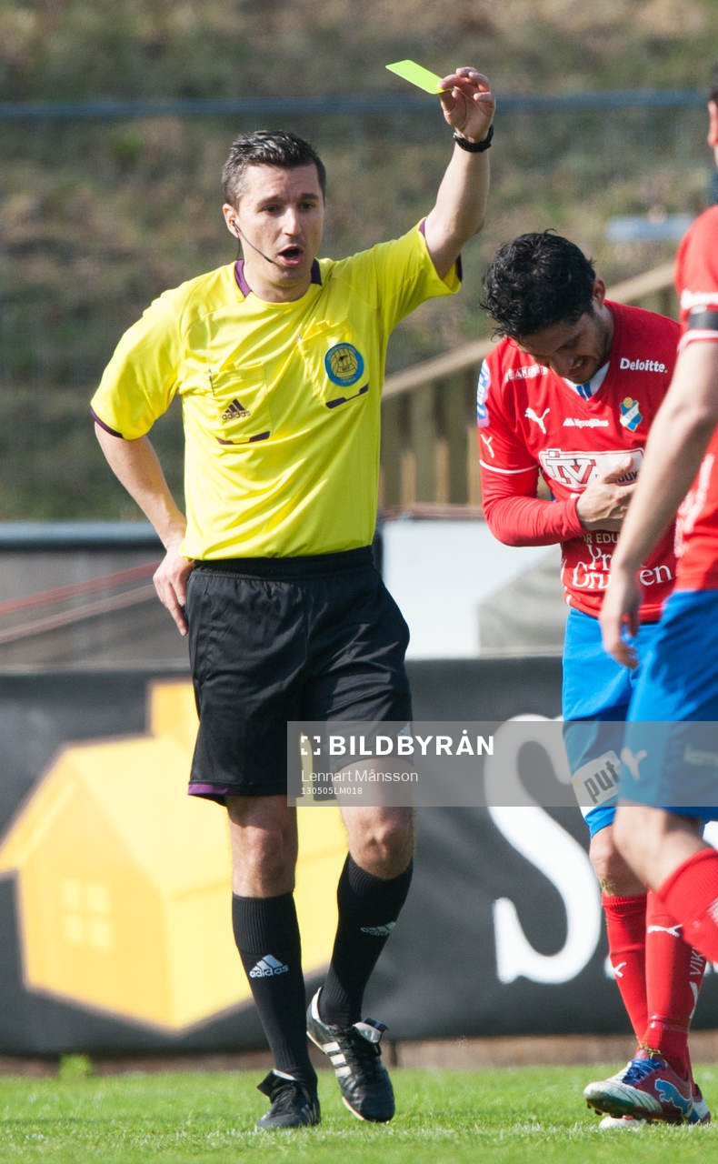 Pablo Pinones Arce, Öster, får sitt andra gula kort för