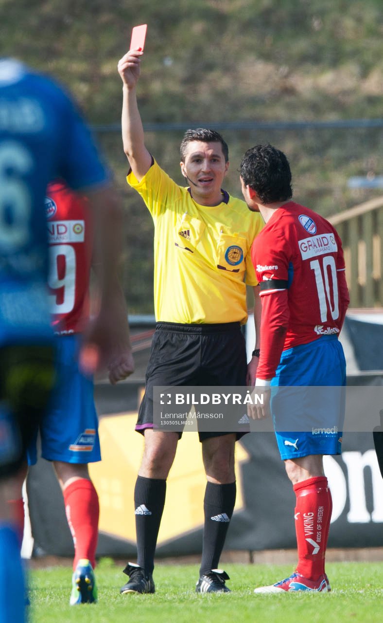 Pablo Pinones Arce, Öster, får sitt andra gula kort för